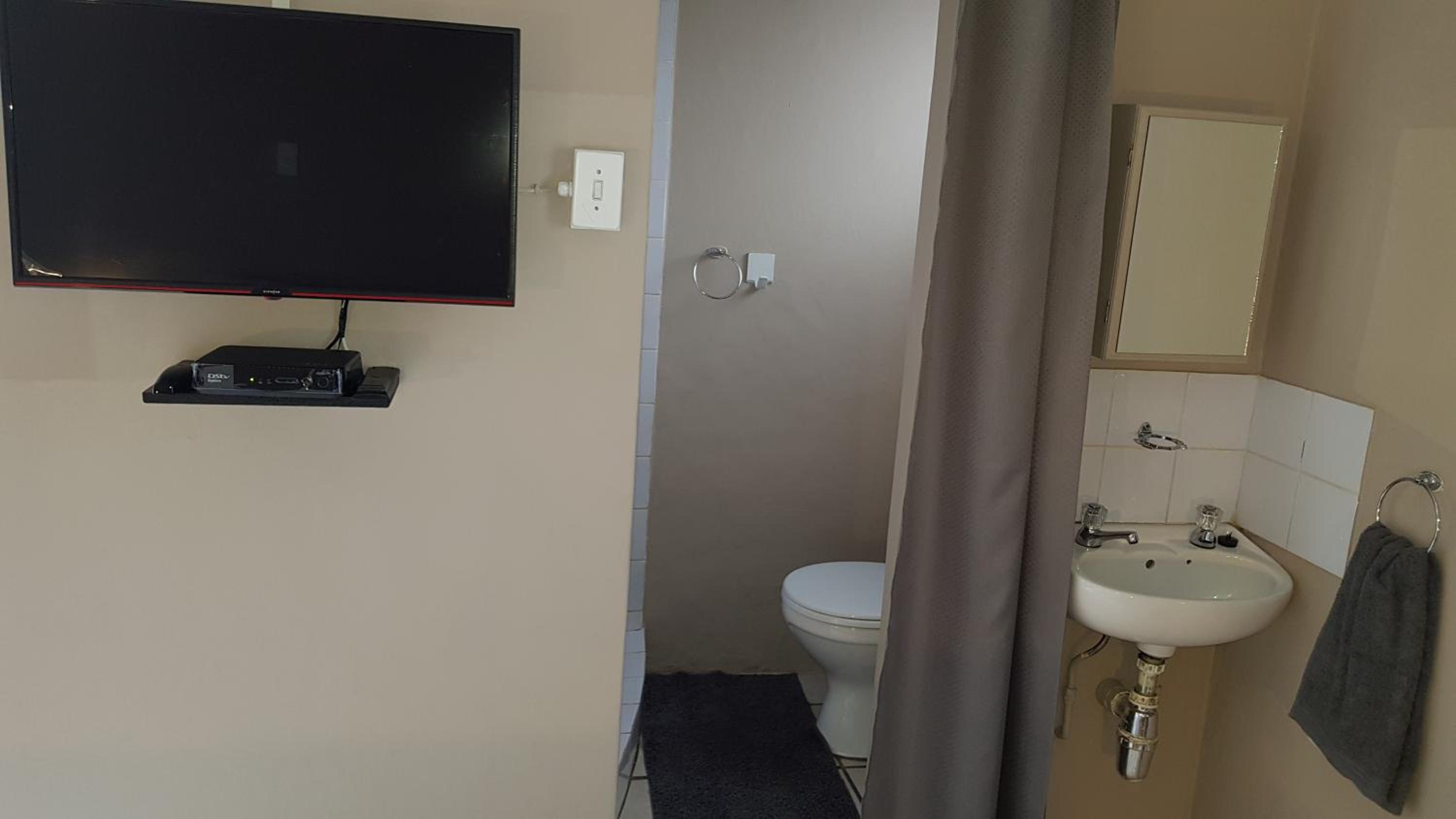 One-Bedroom Apartment - Photo 2