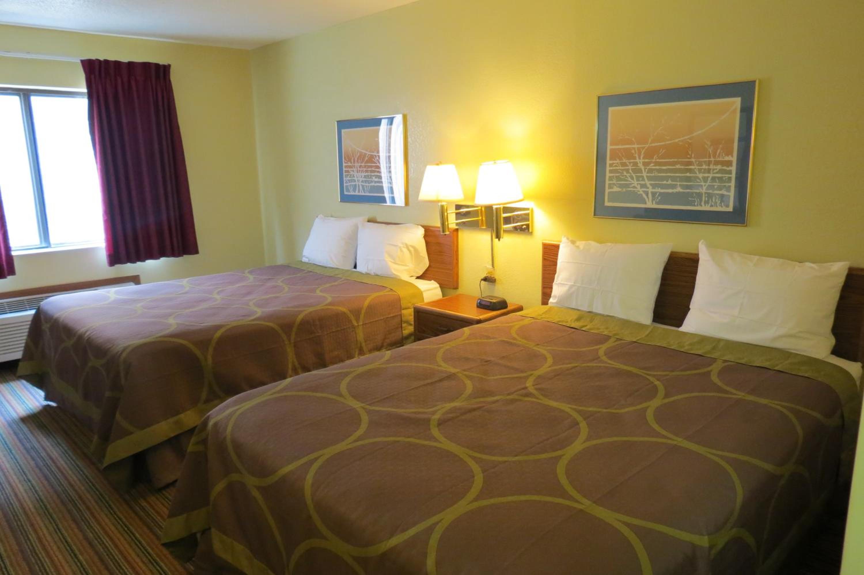 Queen Room with Two Queen Beds - Non-Smoking - Photo 5
