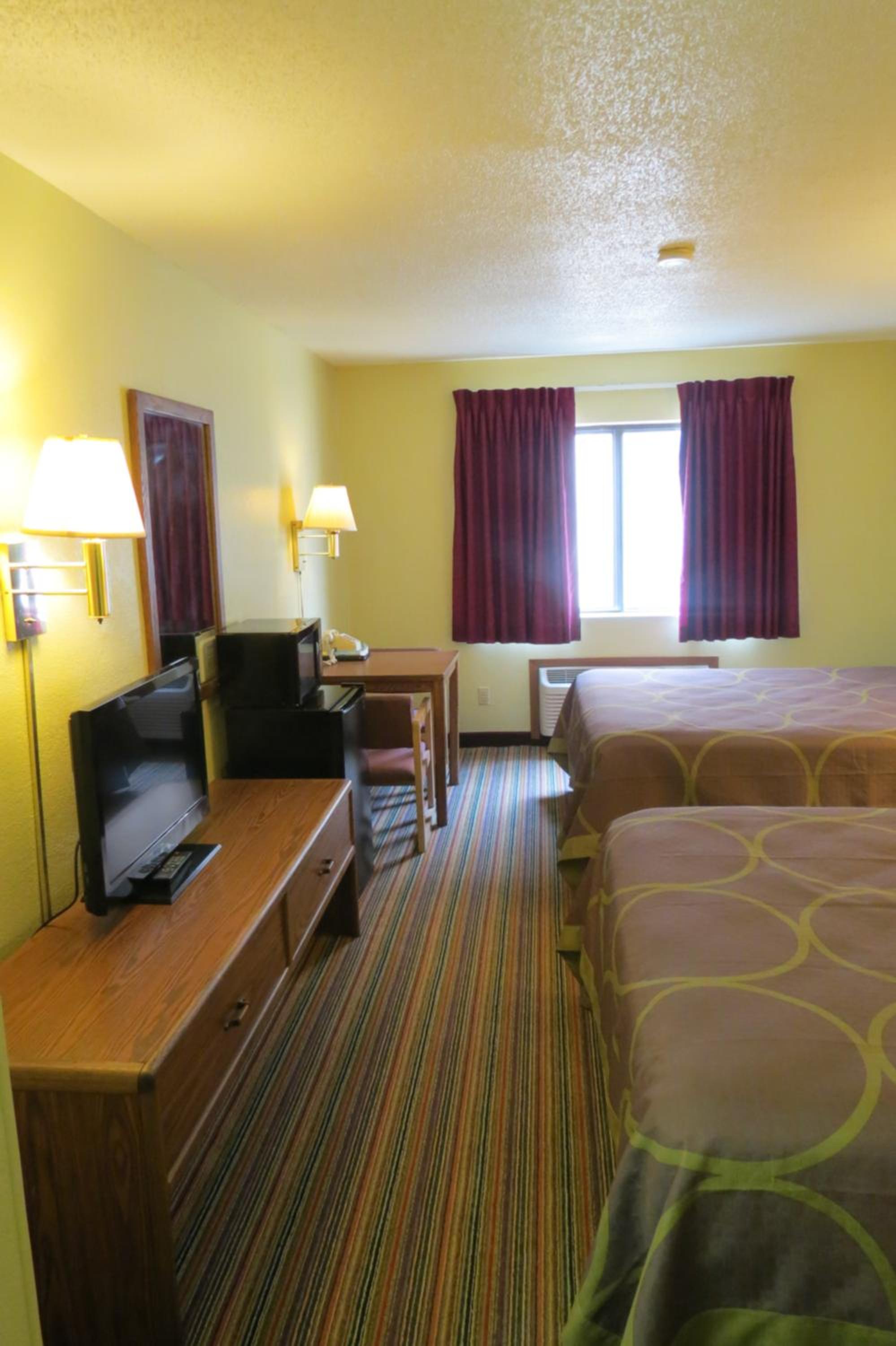Queen Room with Two Queen Beds - Non-Smoking - Photo 2