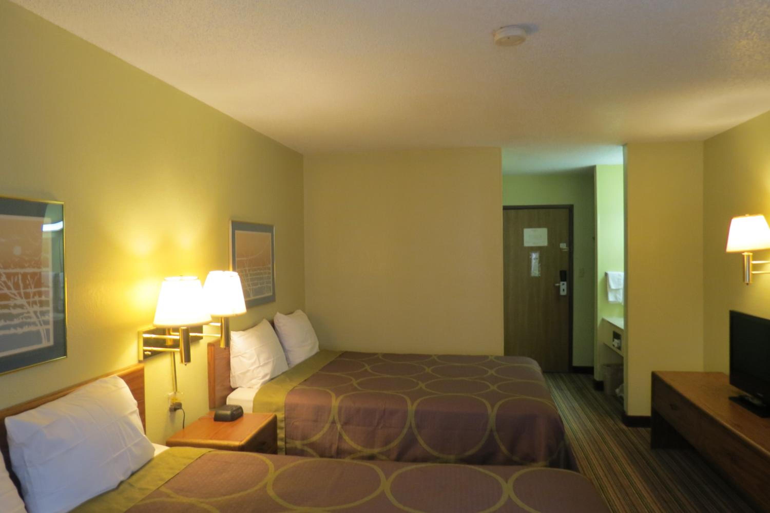 Queen Room with Two Queen Beds - Non-Smoking - Photo 3