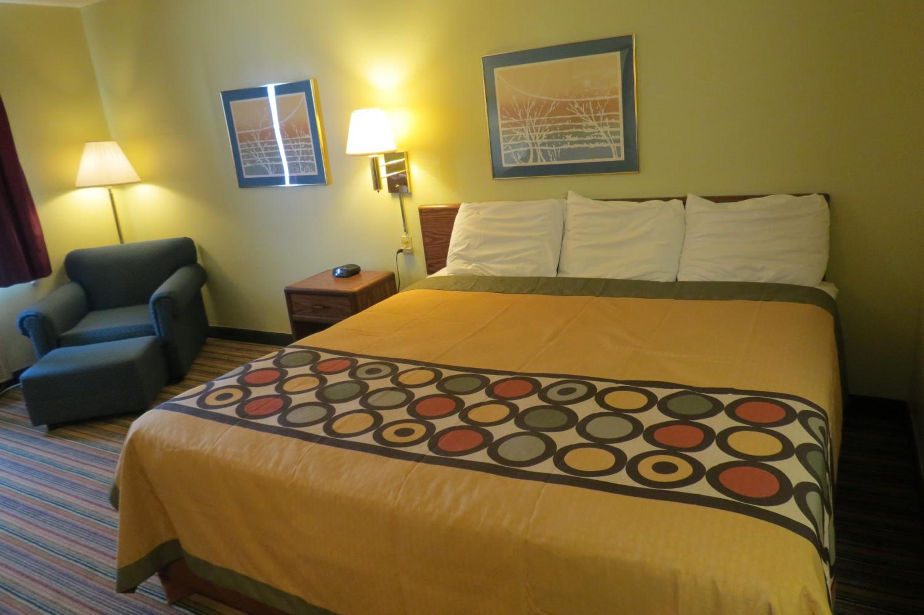 Queen Room with One Queen Bed and Bathtub with Grab Bars - Non-Smoking - Photo 3