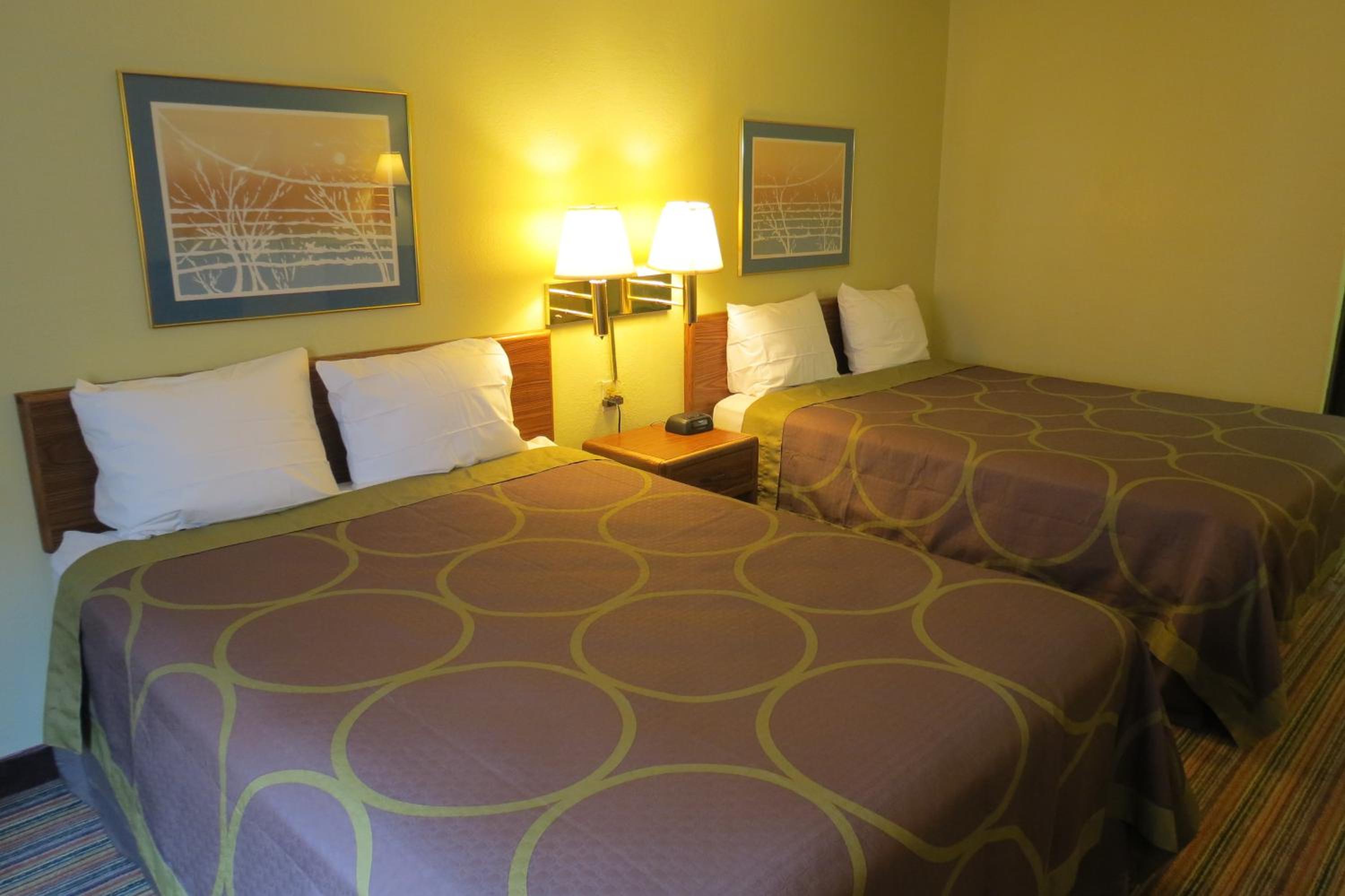 Queen Room with Two Queen Beds - Non-Smoking - Photo 4