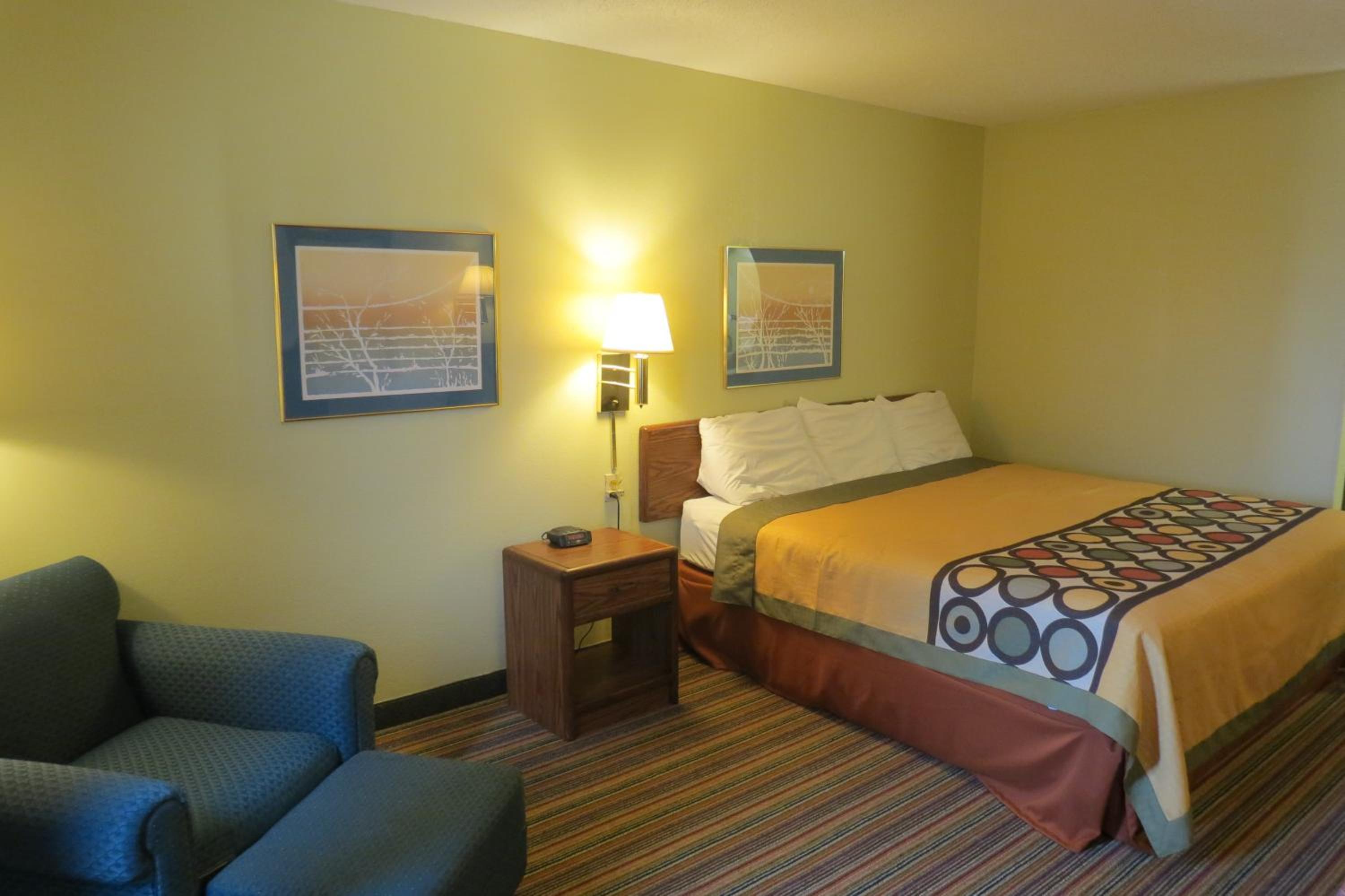 Queen Room with One Queen Bed and Bathtub with Grab Bars - Non-Smoking - Photo 1