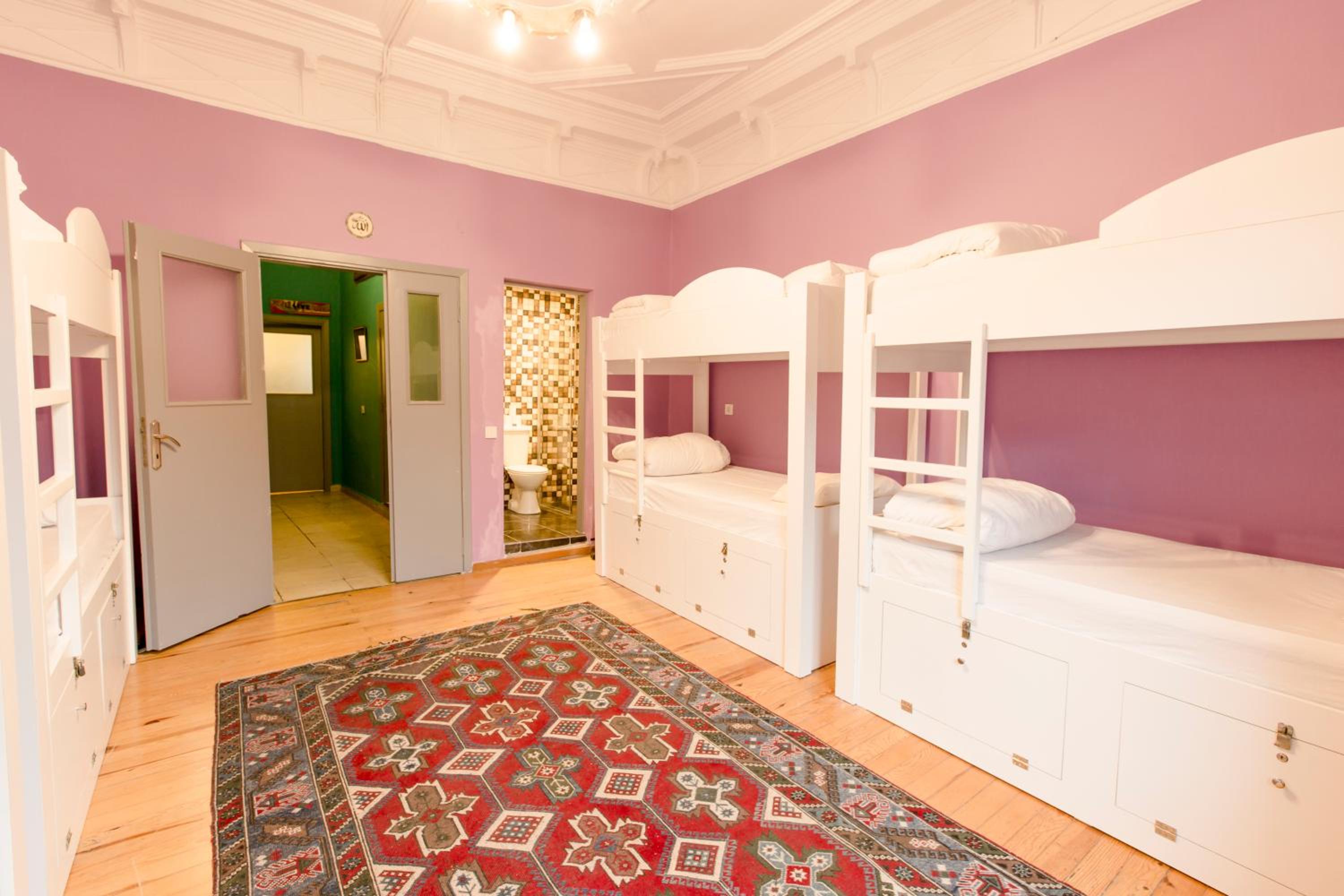Bed in 8-Bed Mixed Dormitory Room photo 1