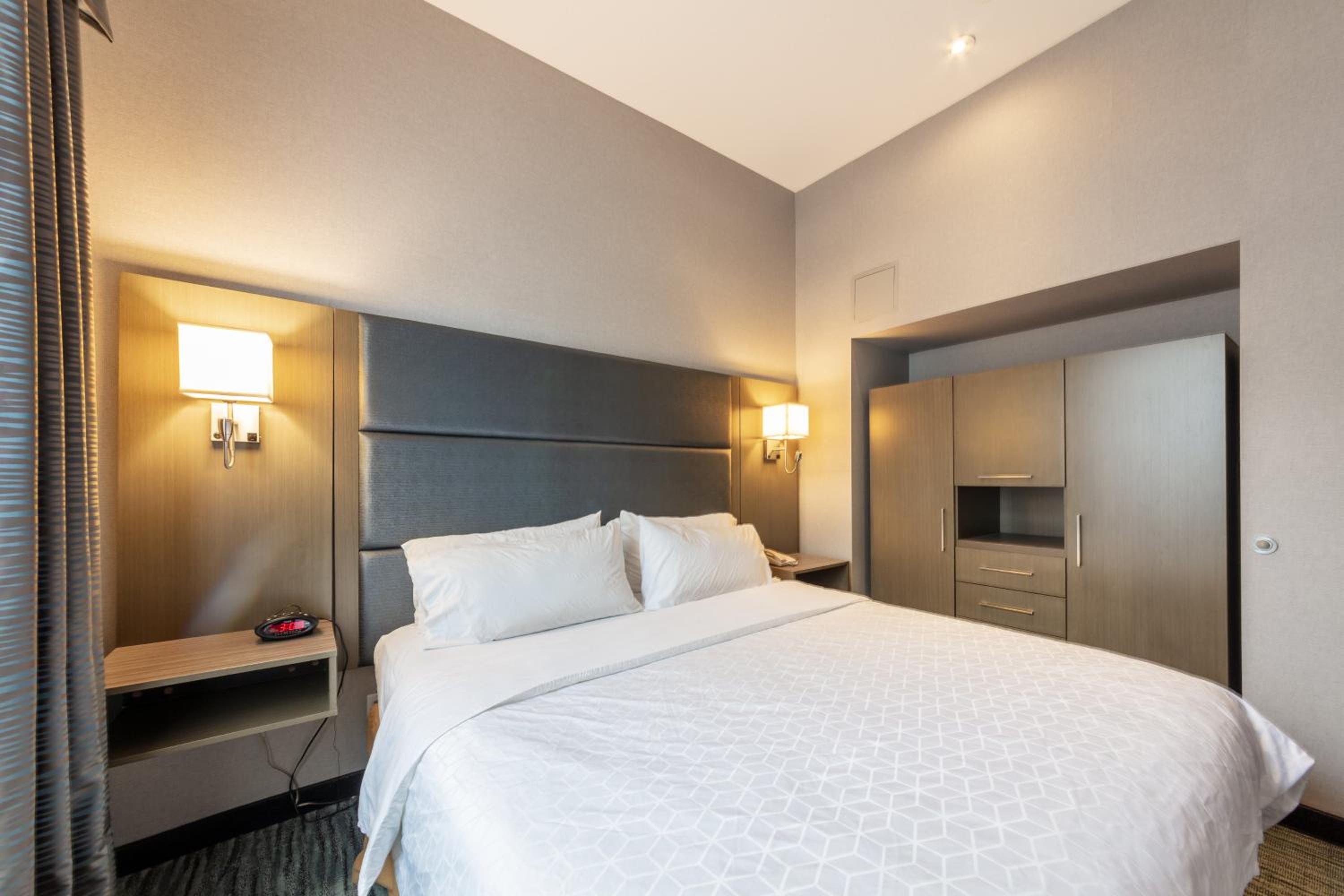 Executive King Suite - Photo 16