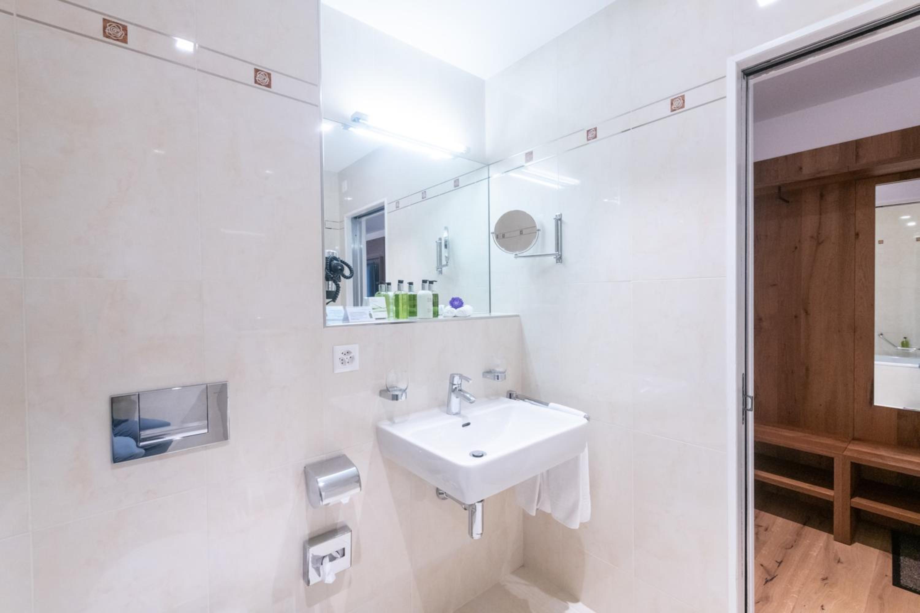 Superior Double Room with Balcony - Photo 7