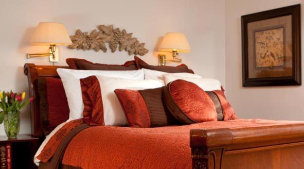 Queen Room with Jacuzzi Tub and TV and Gas Fireplace photo 3
