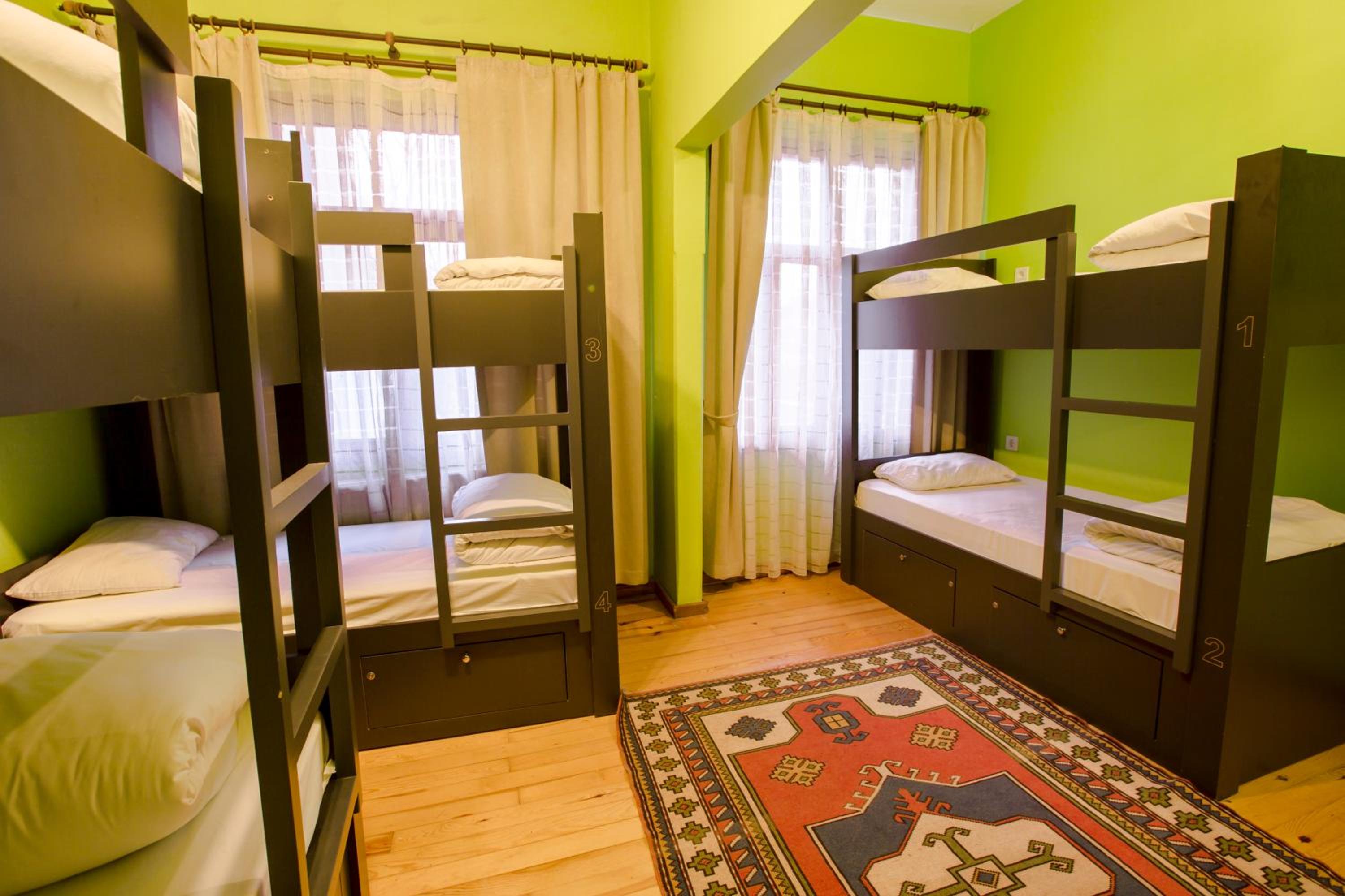 Bed in 6-Bed Mixed Dormitory Room photo 1