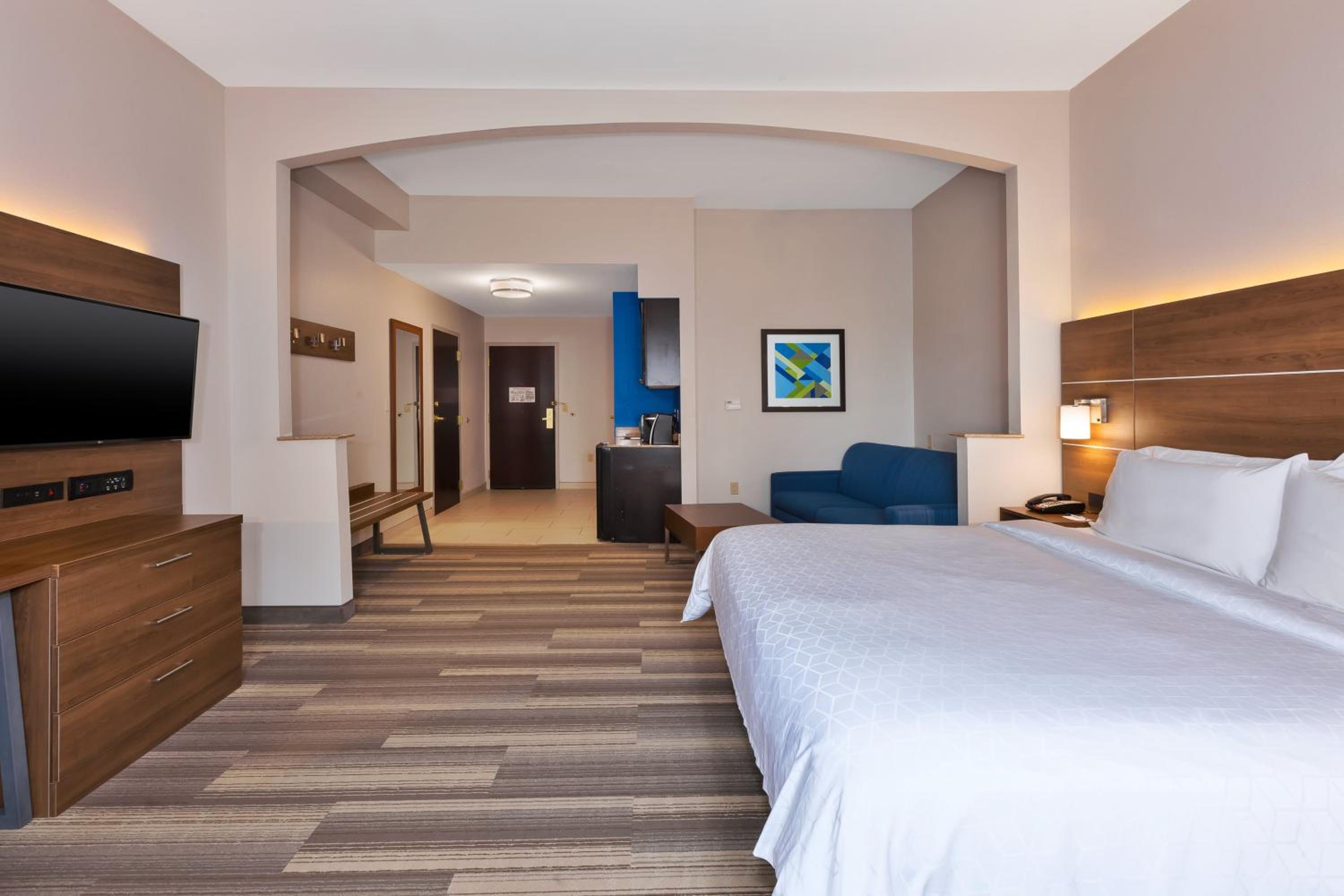 One-Bedroom Suite with King Bed Mobility Access Tub - Non-Smoking - Photo 3