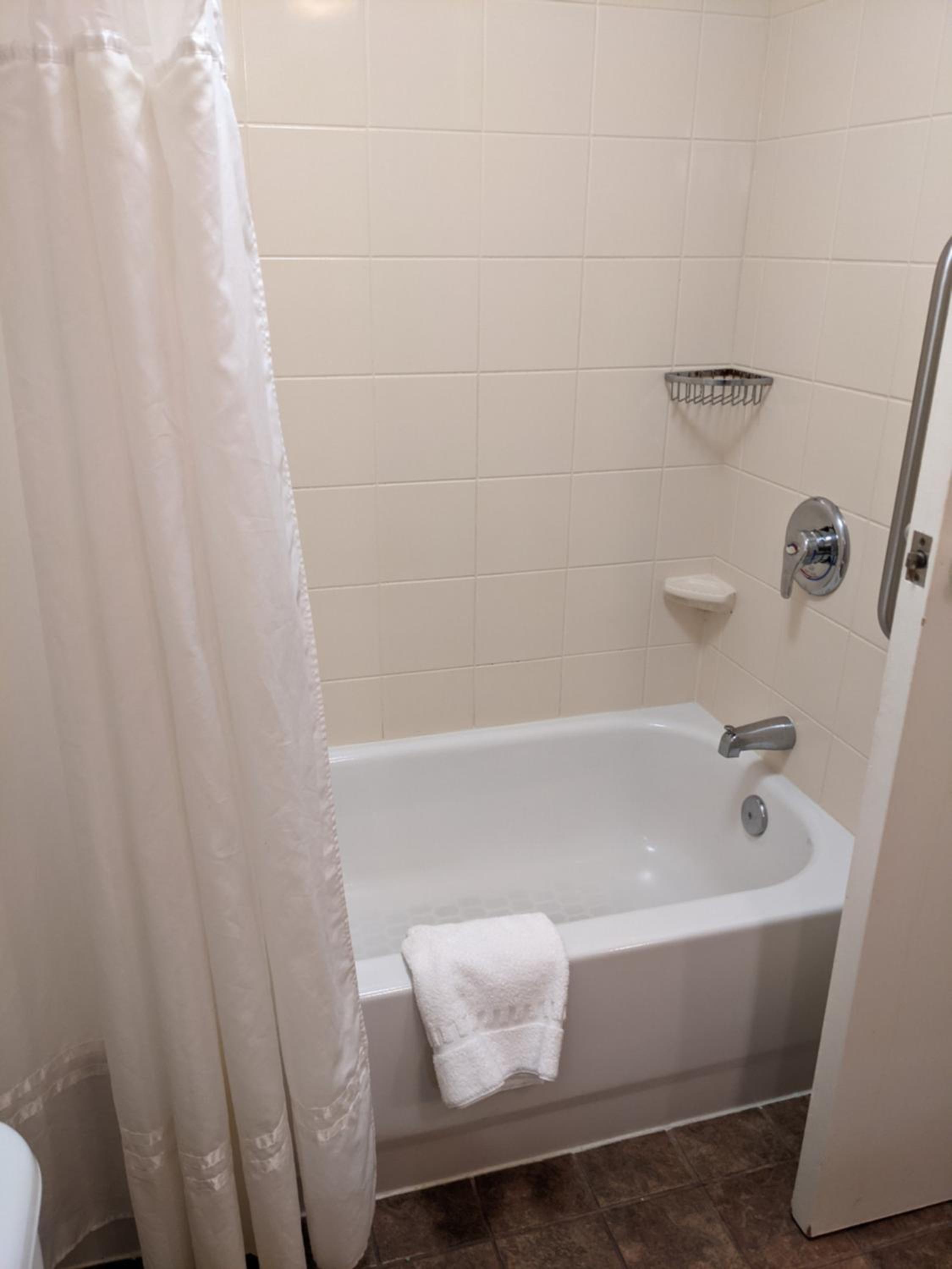 Standard King Room - Photo 6