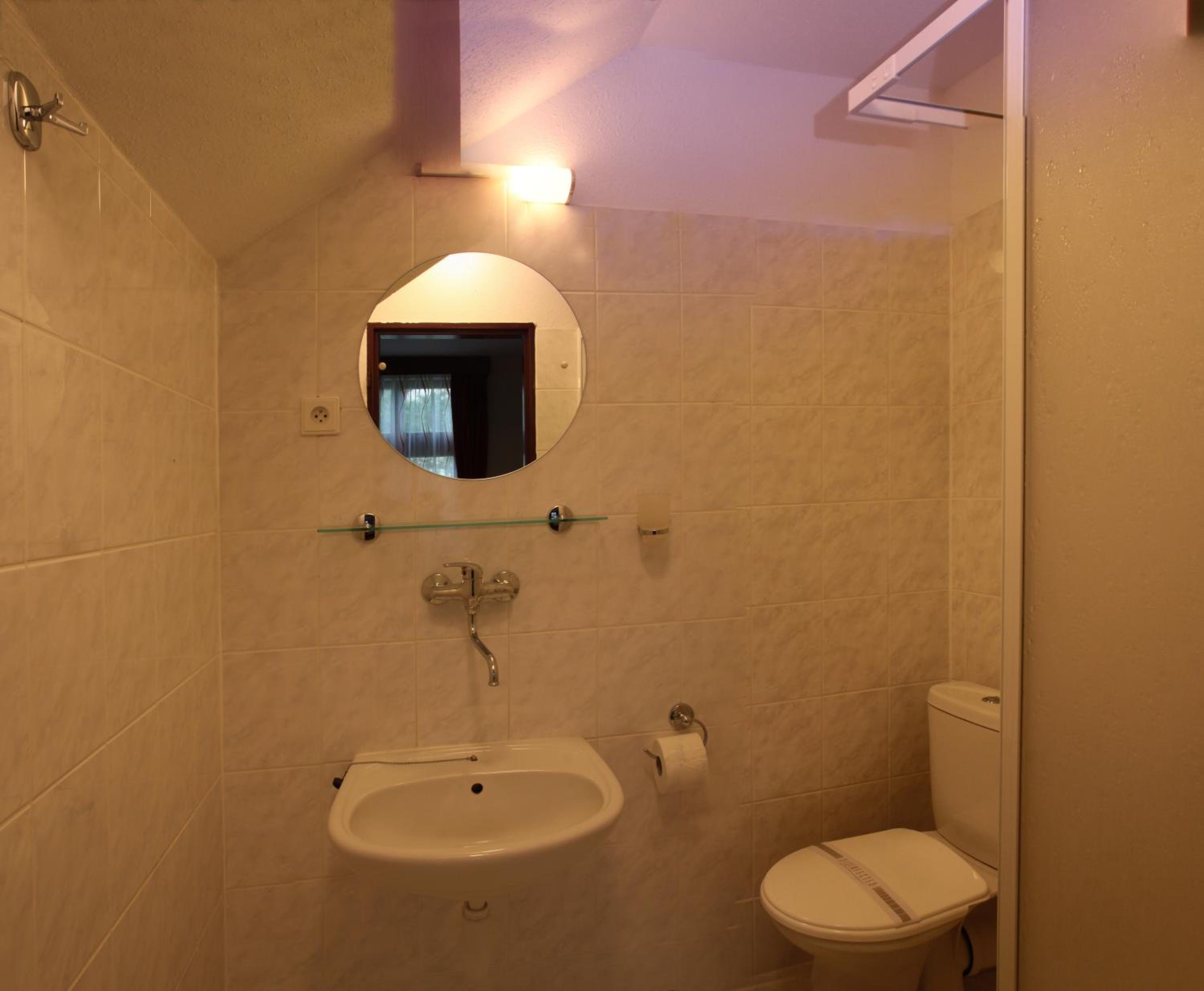 Double Room with Private Bathroom - Photo 4