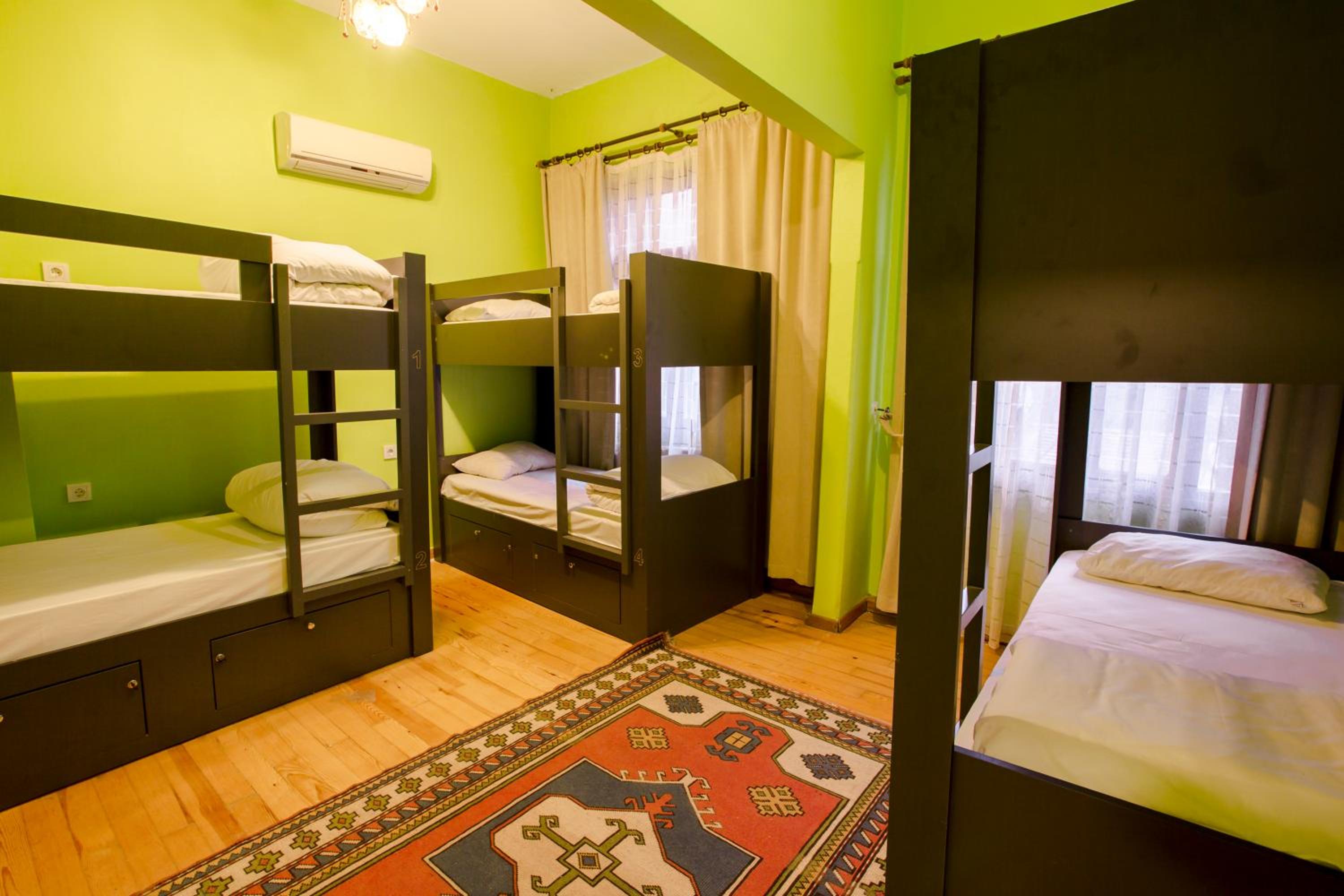Bed in 6-Bed Mixed Dormitory Room photo 3