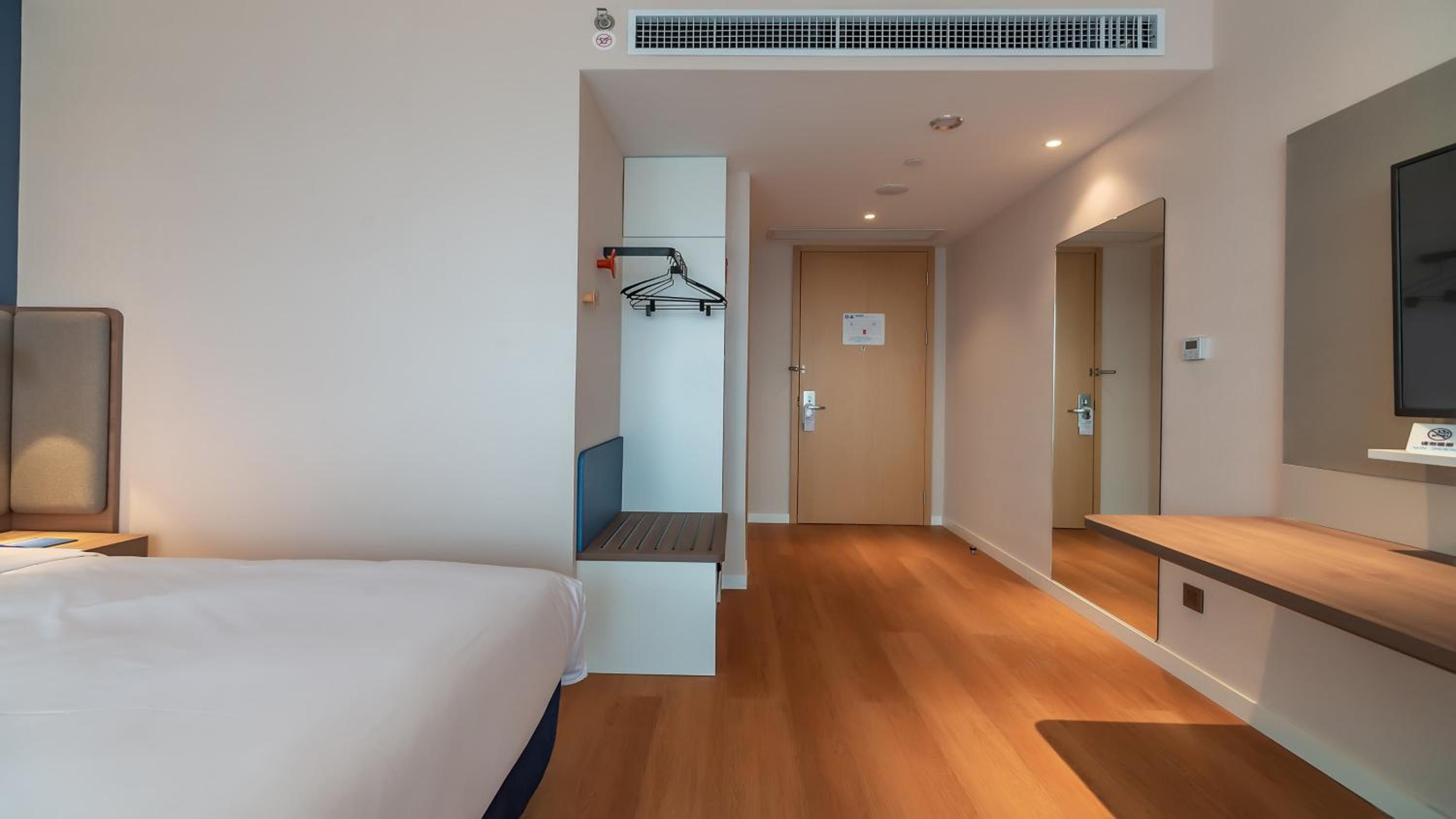 Standard King Room - Photo 2