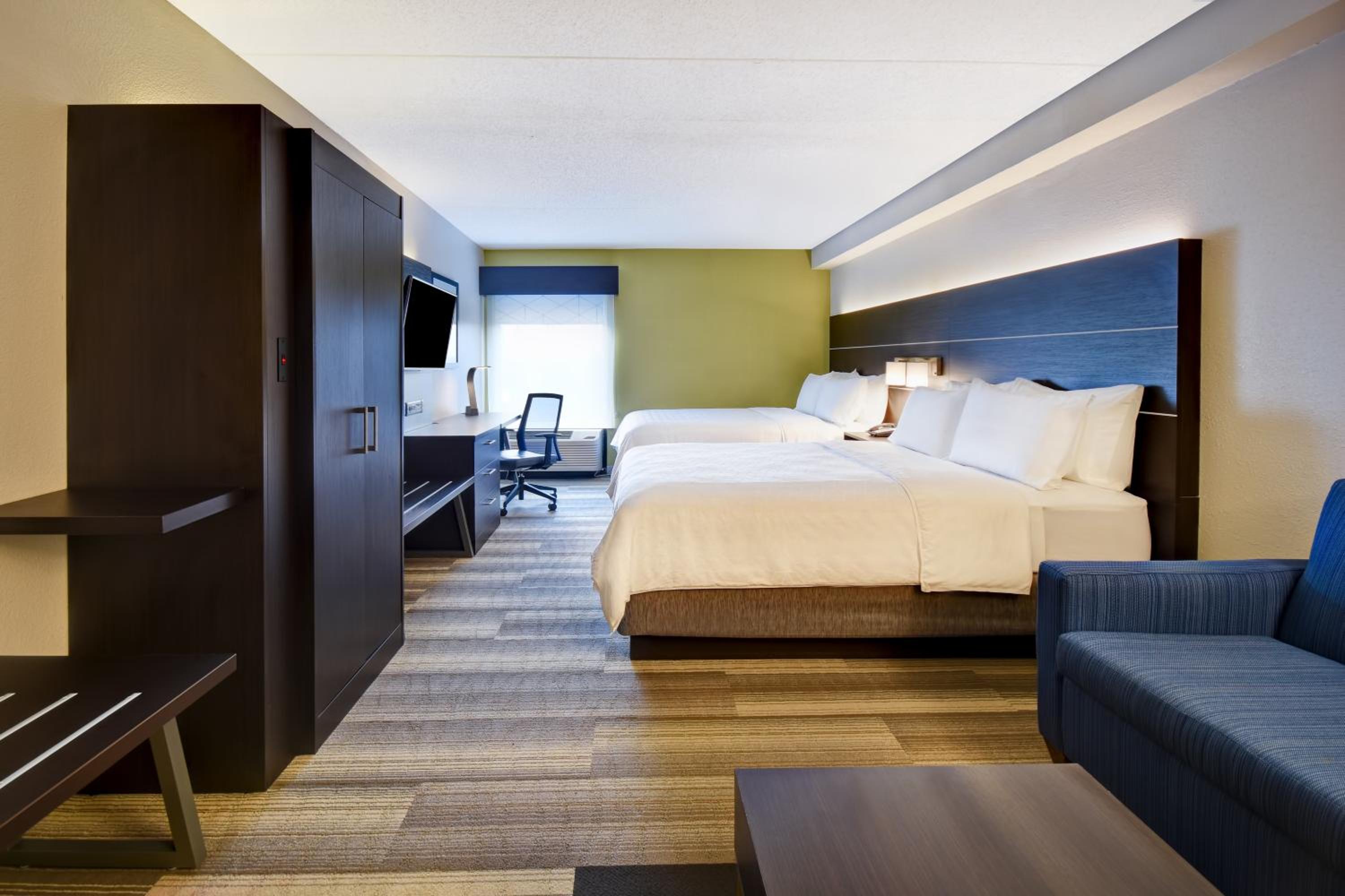 Standard Room with Two Queen Beds - Photo 4