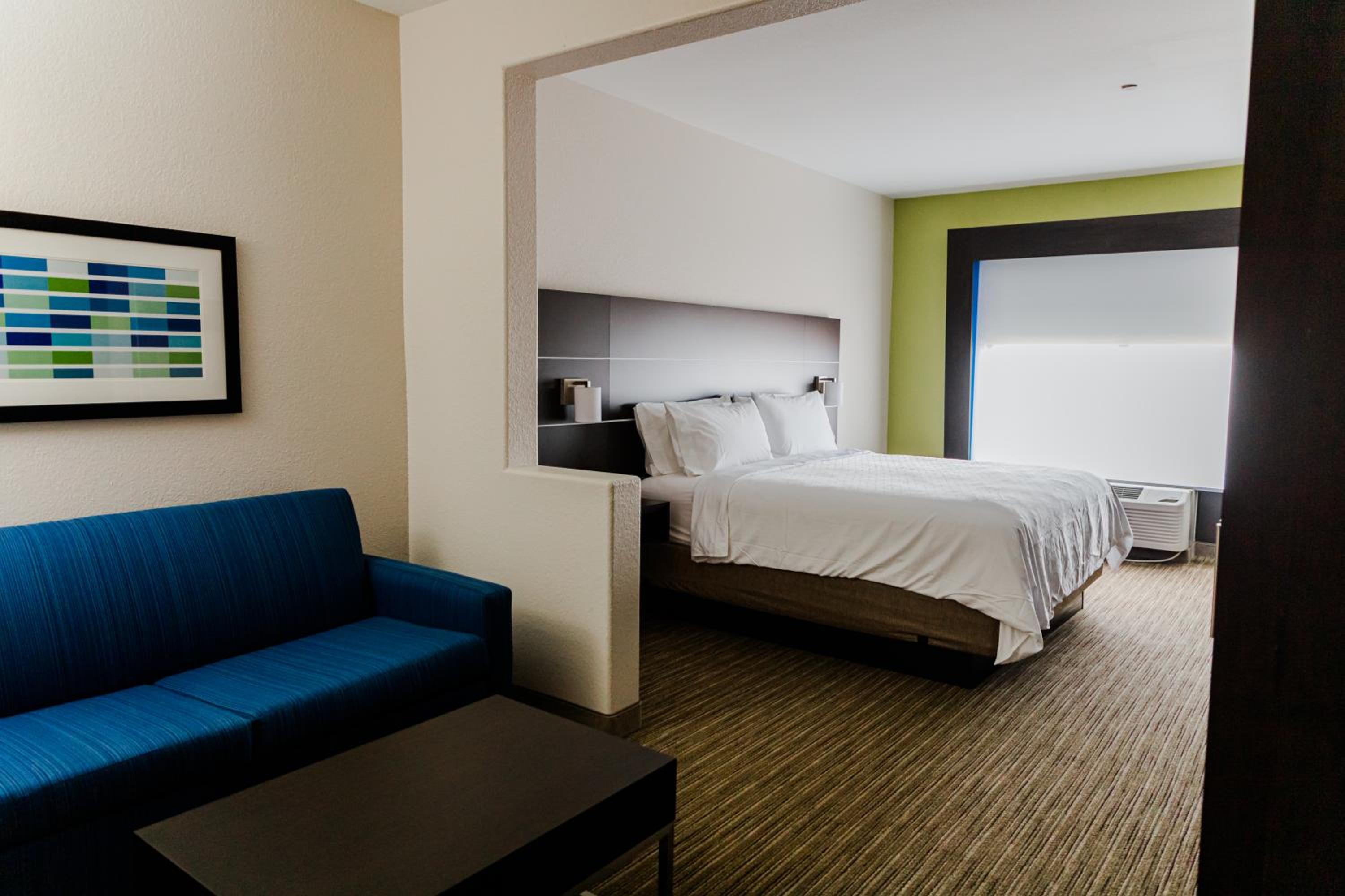 One-Bedroom Suite - Non-Smoking - Photo 3