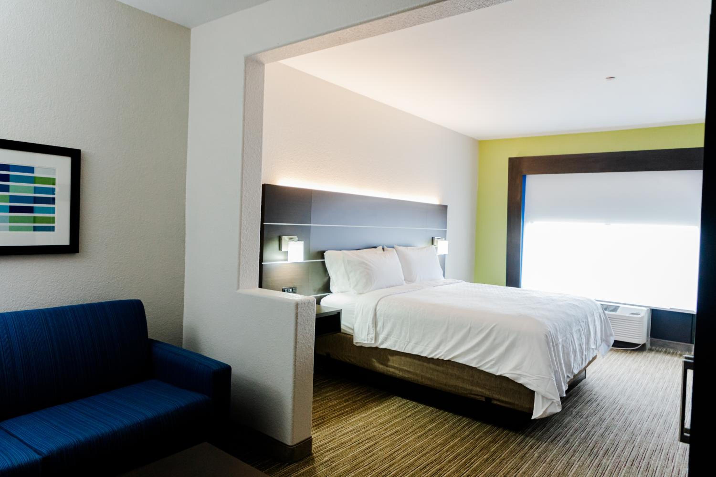 One-Bedroom Suite - Non-Smoking - Photo 4