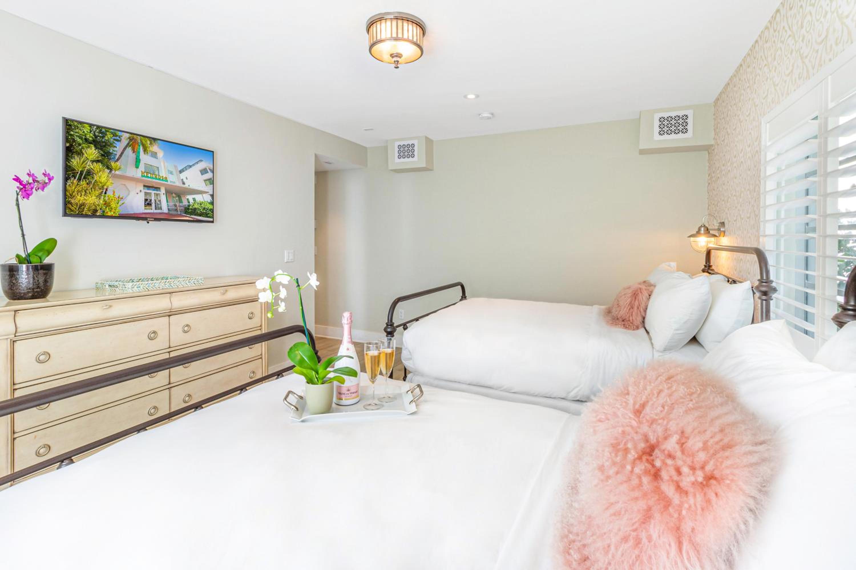 Superior Double Room thumbnail 5