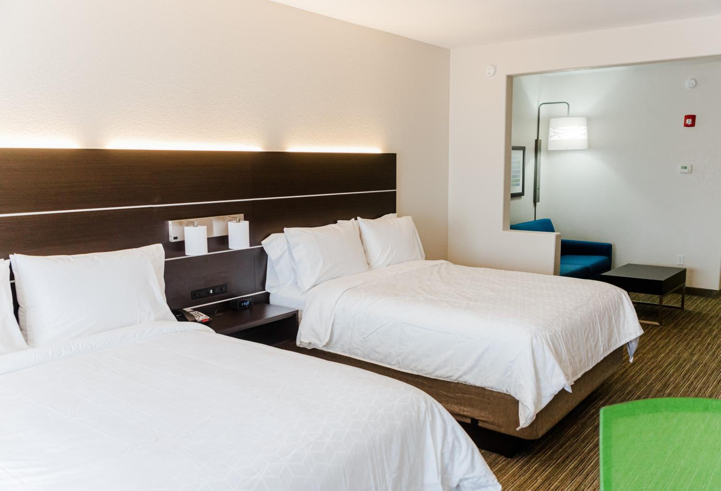 Queen Suite with Two Queen Beds - Photo 4