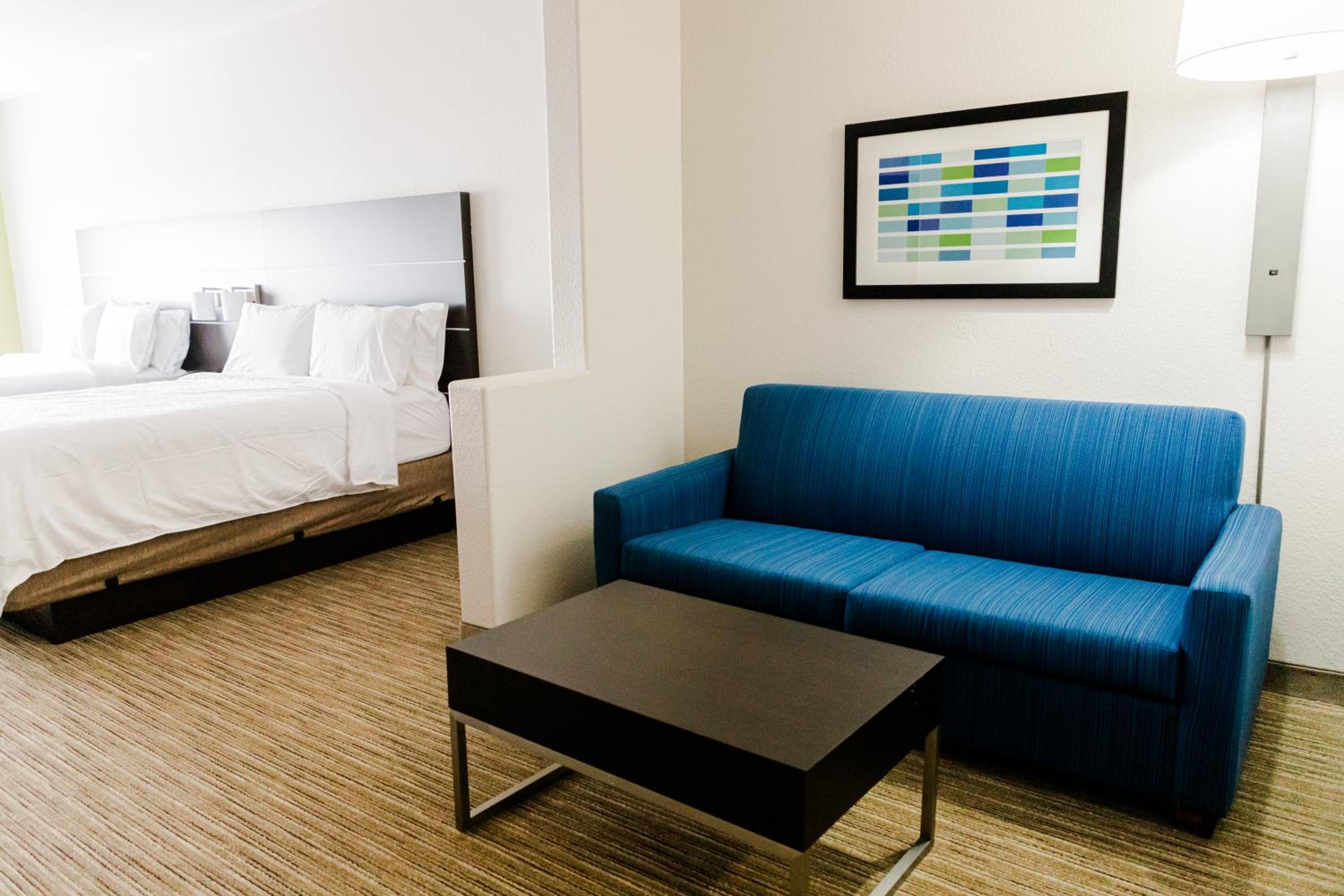 Queen Suite with Two Queen Beds - Photo 2