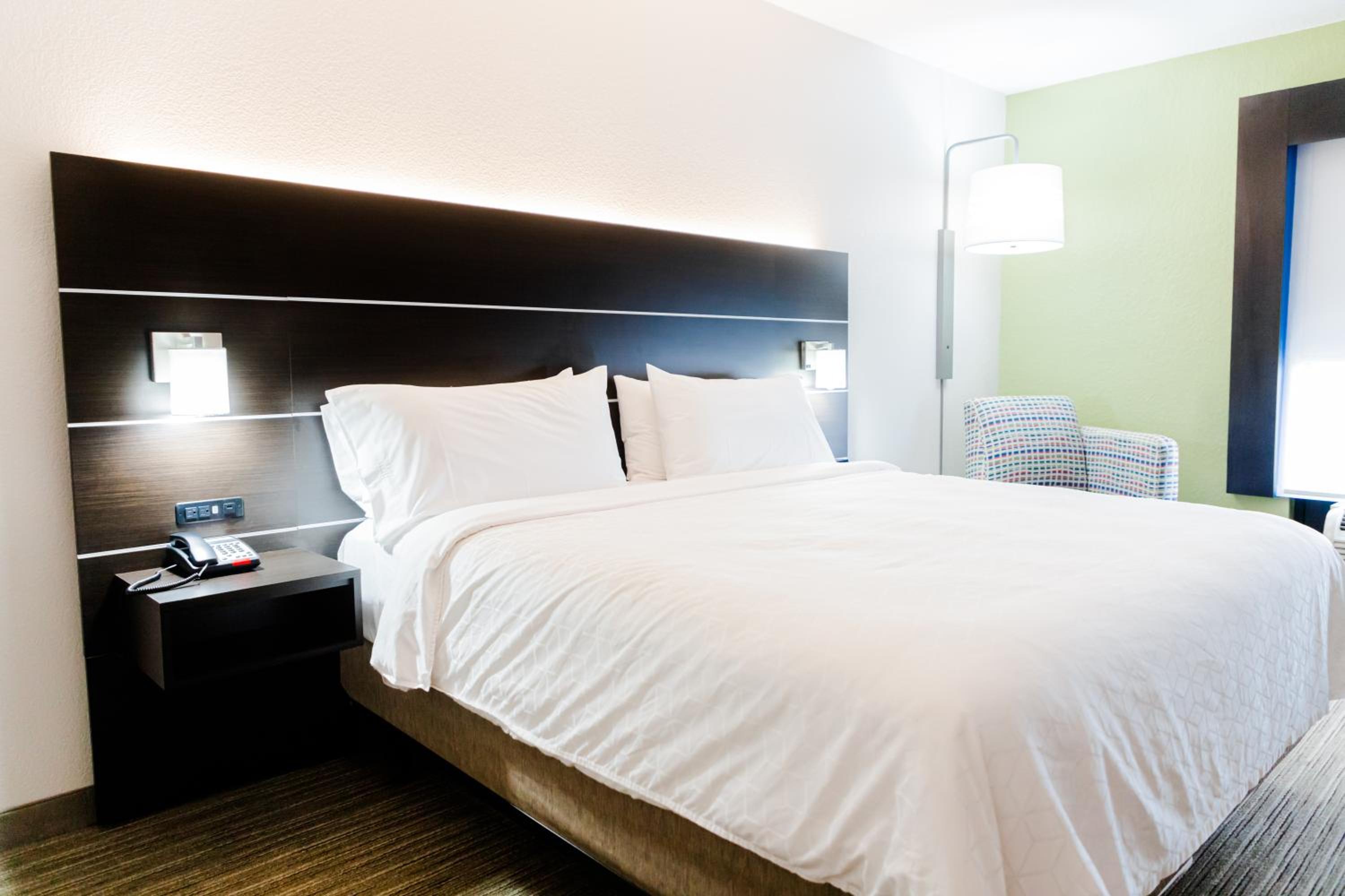 Standard King Room - Photo 9
