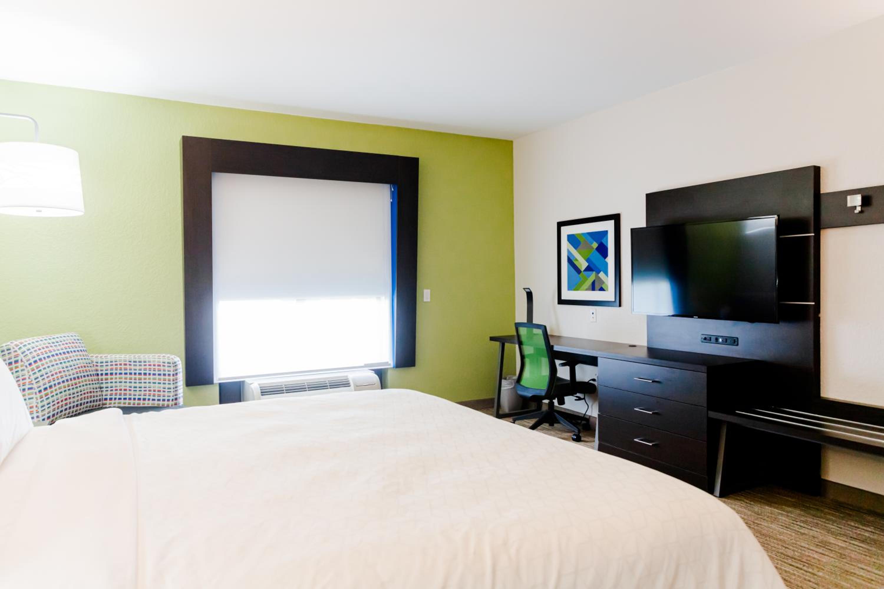 Standard King Room with Extra Floor Space - Photo 4