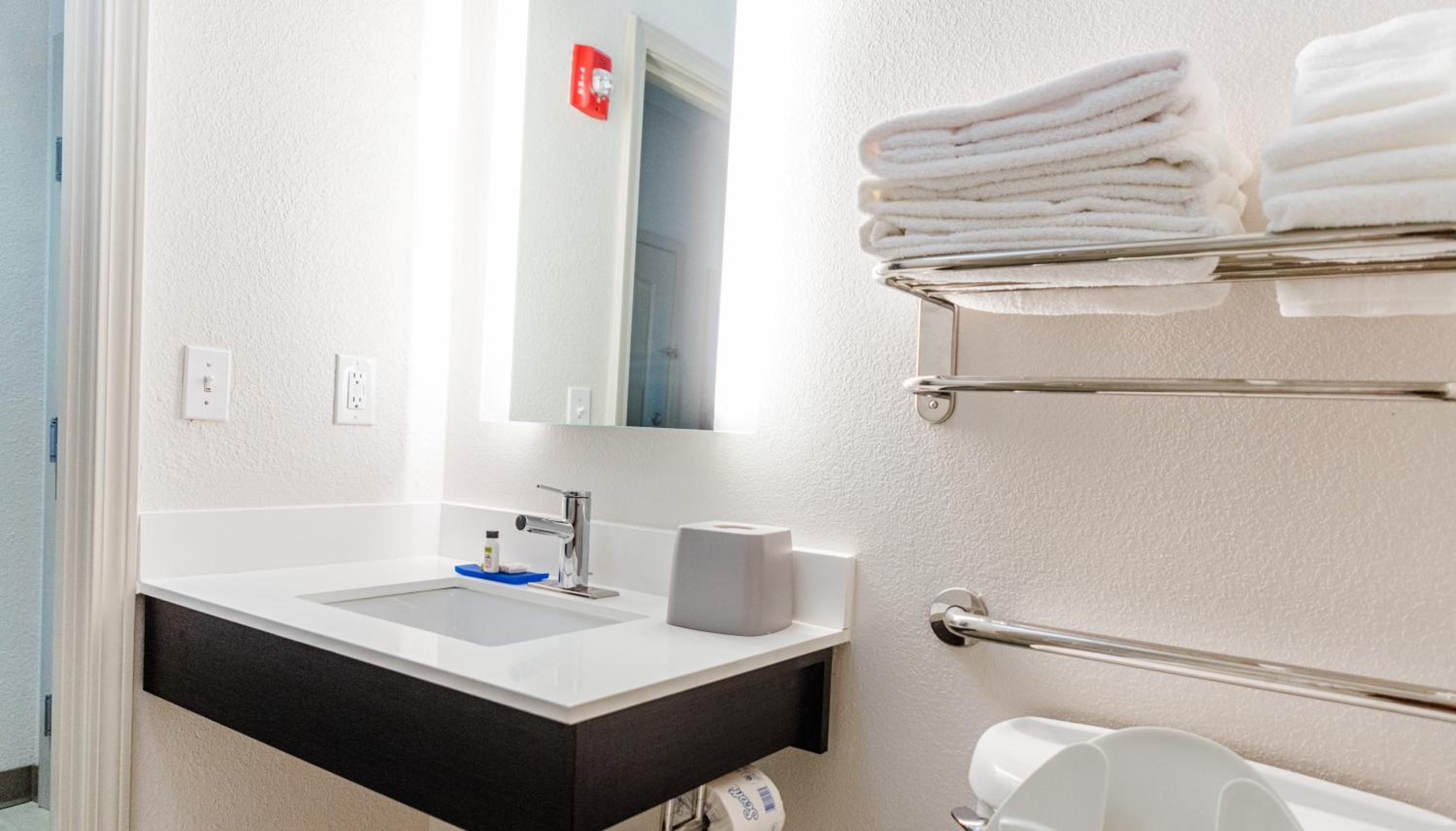 King Room - Mobility Access/Hearing Accessible - Photo 9