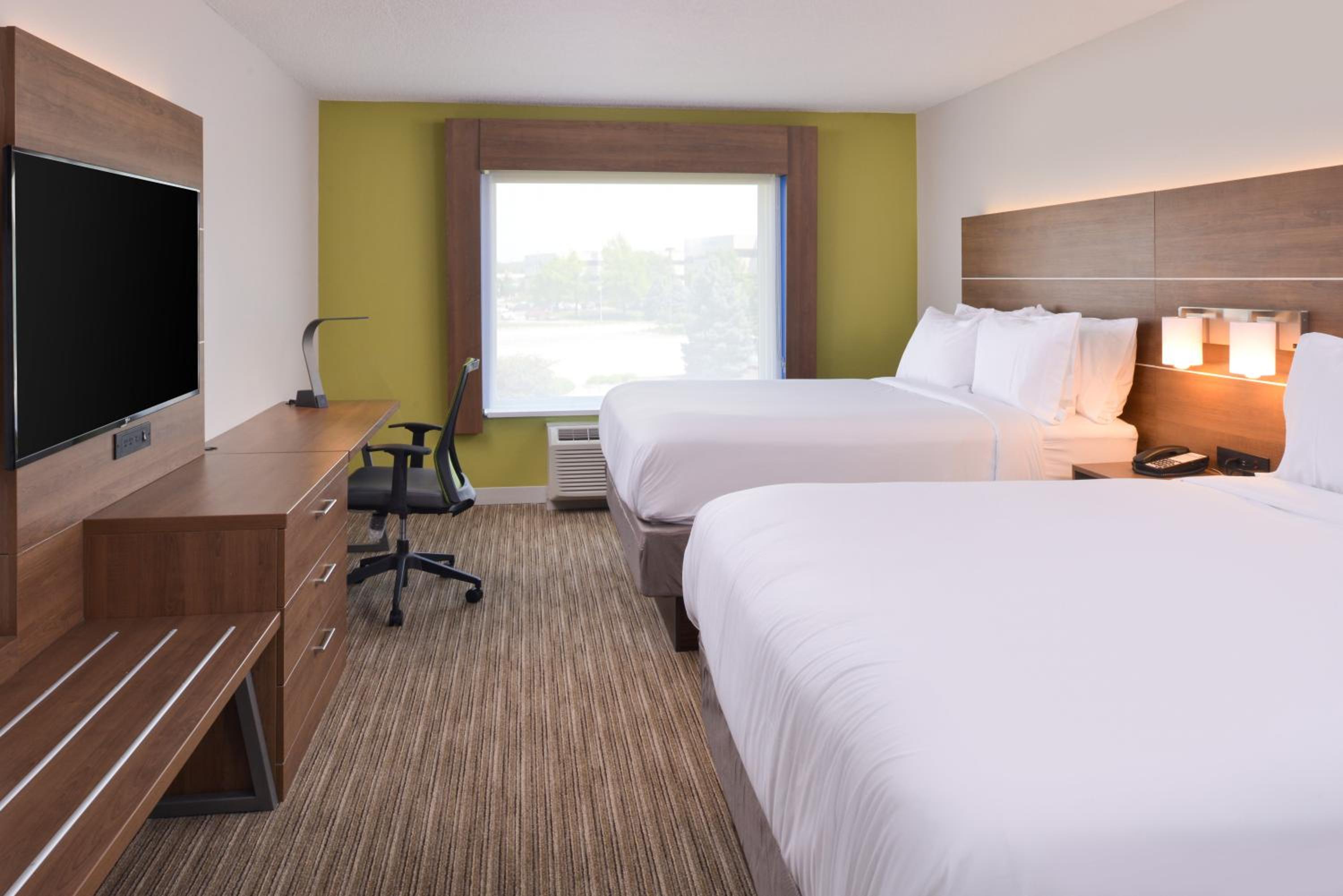 Standard Queen Room with Two Queen Beds - Photo 4