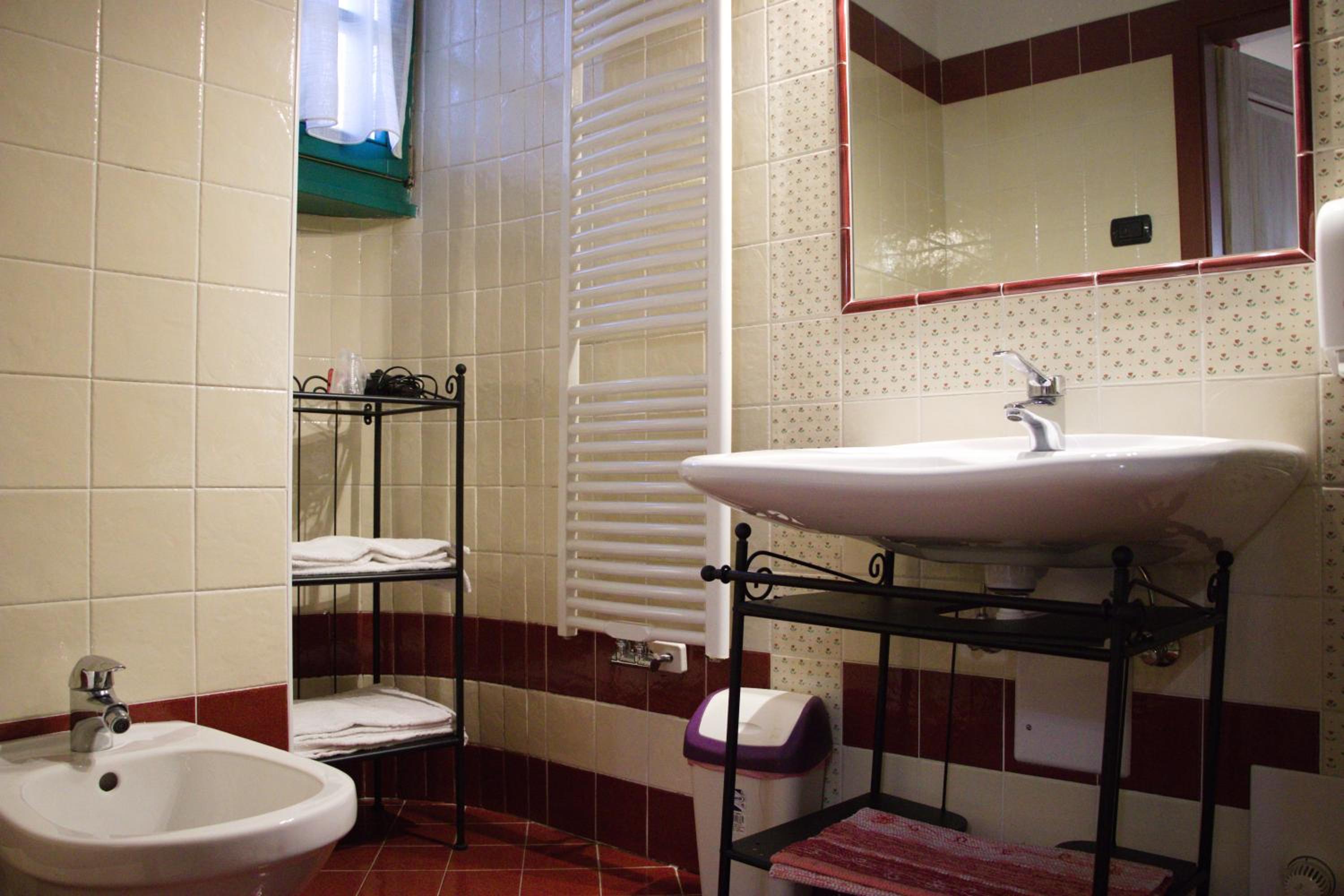 Double Room - Photo 5