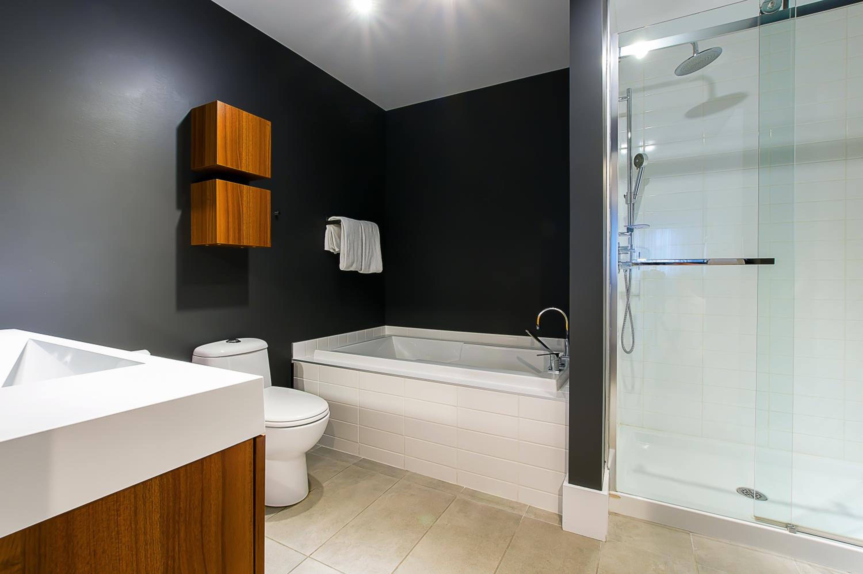 Two-Bedroom Penthouse Apartment 401 - City View