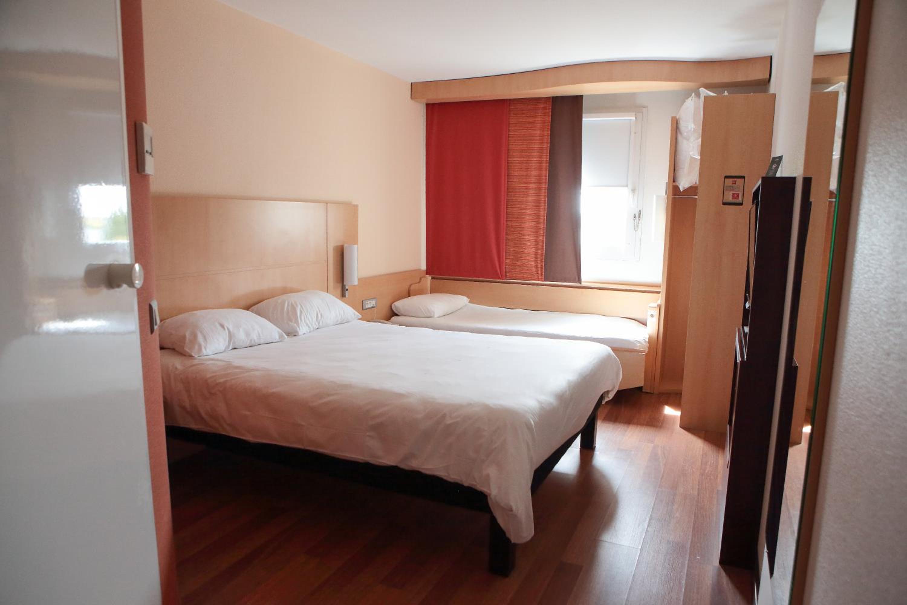 Triple Room with One Double Bed and One Single Bed - Photo 3