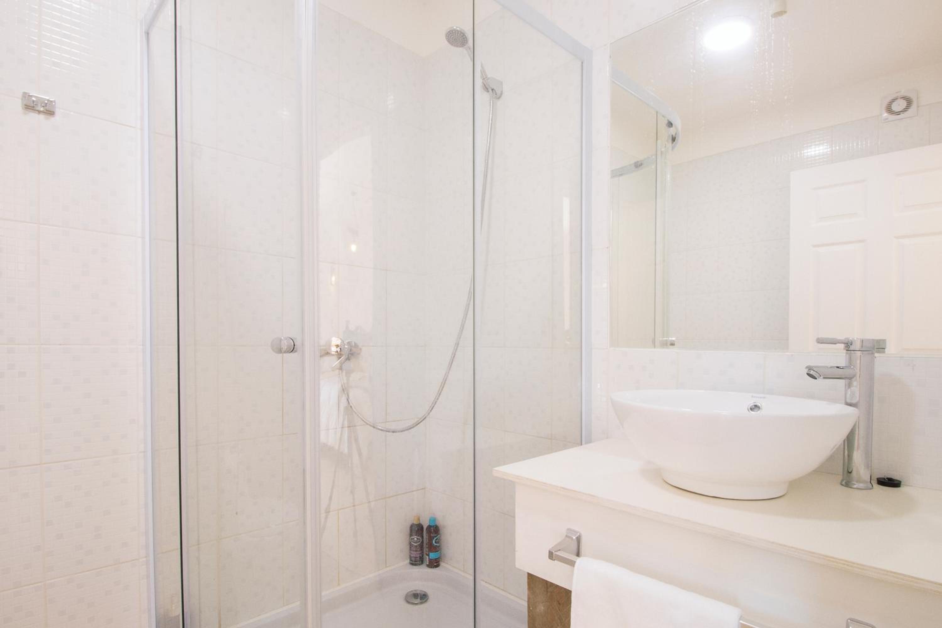 Double or Twin Room with Private Bathroom photo 3