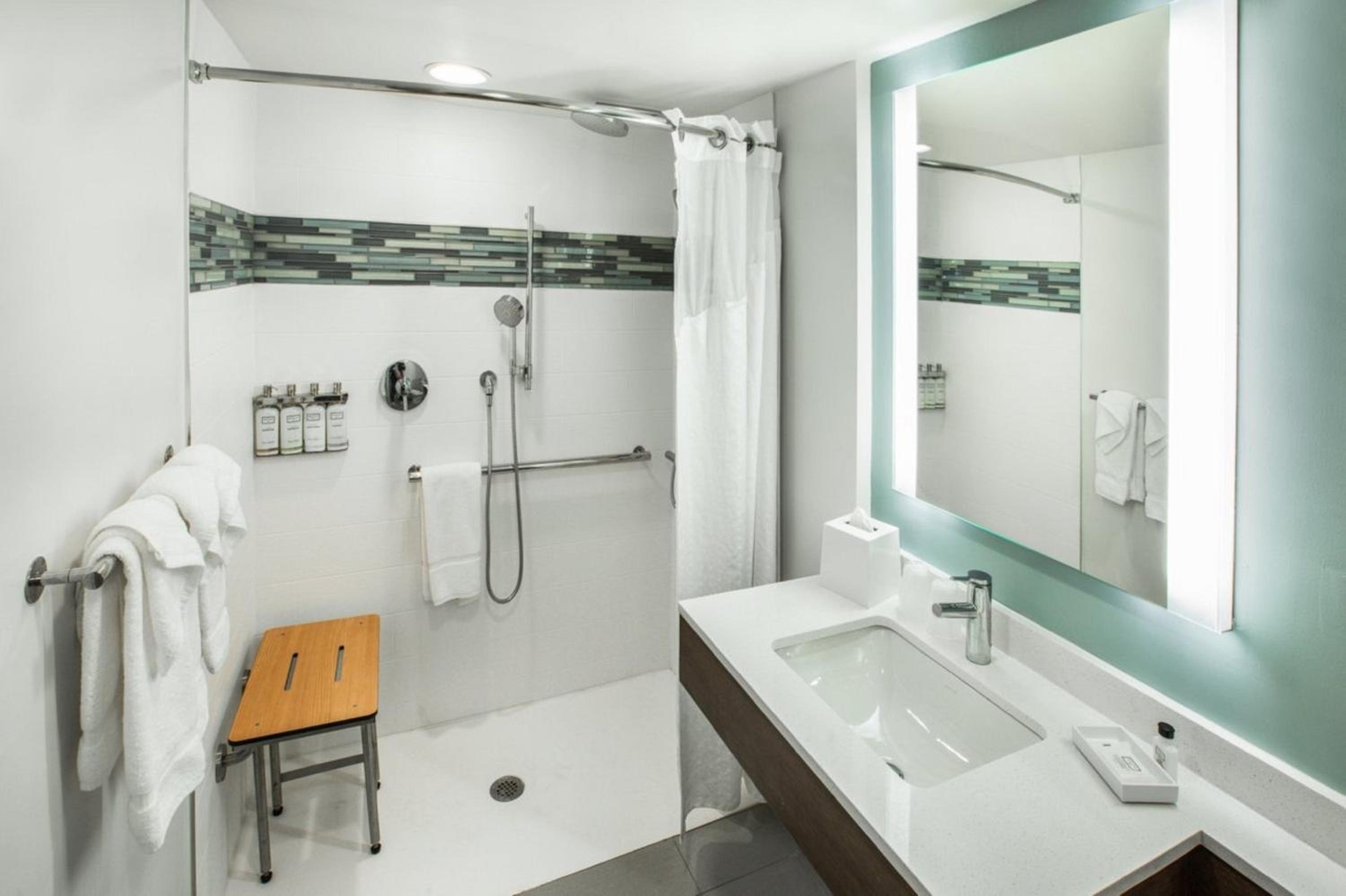 Standard King Room with Roll-in Shower - Mobility Accessible - Photo 5