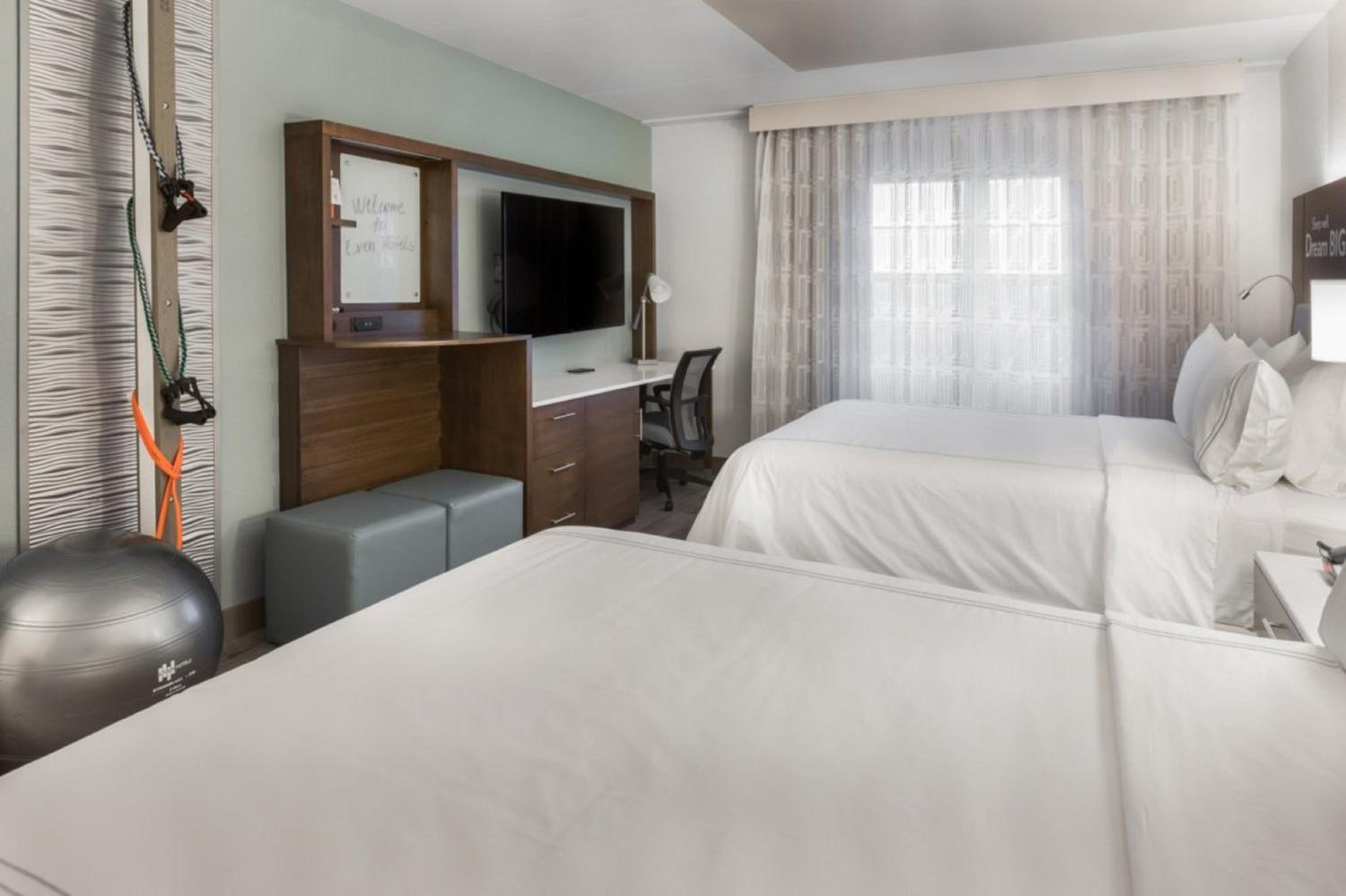 Standard Room with Two Queen Beds - Photo 4