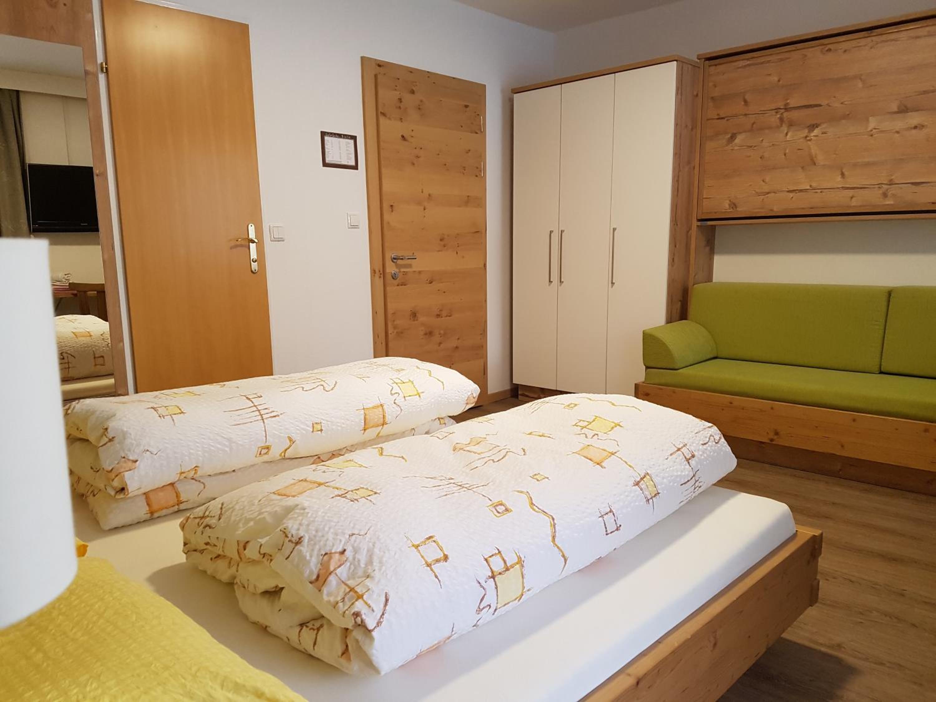 Quadruple Room with Balcony - Photo 9
