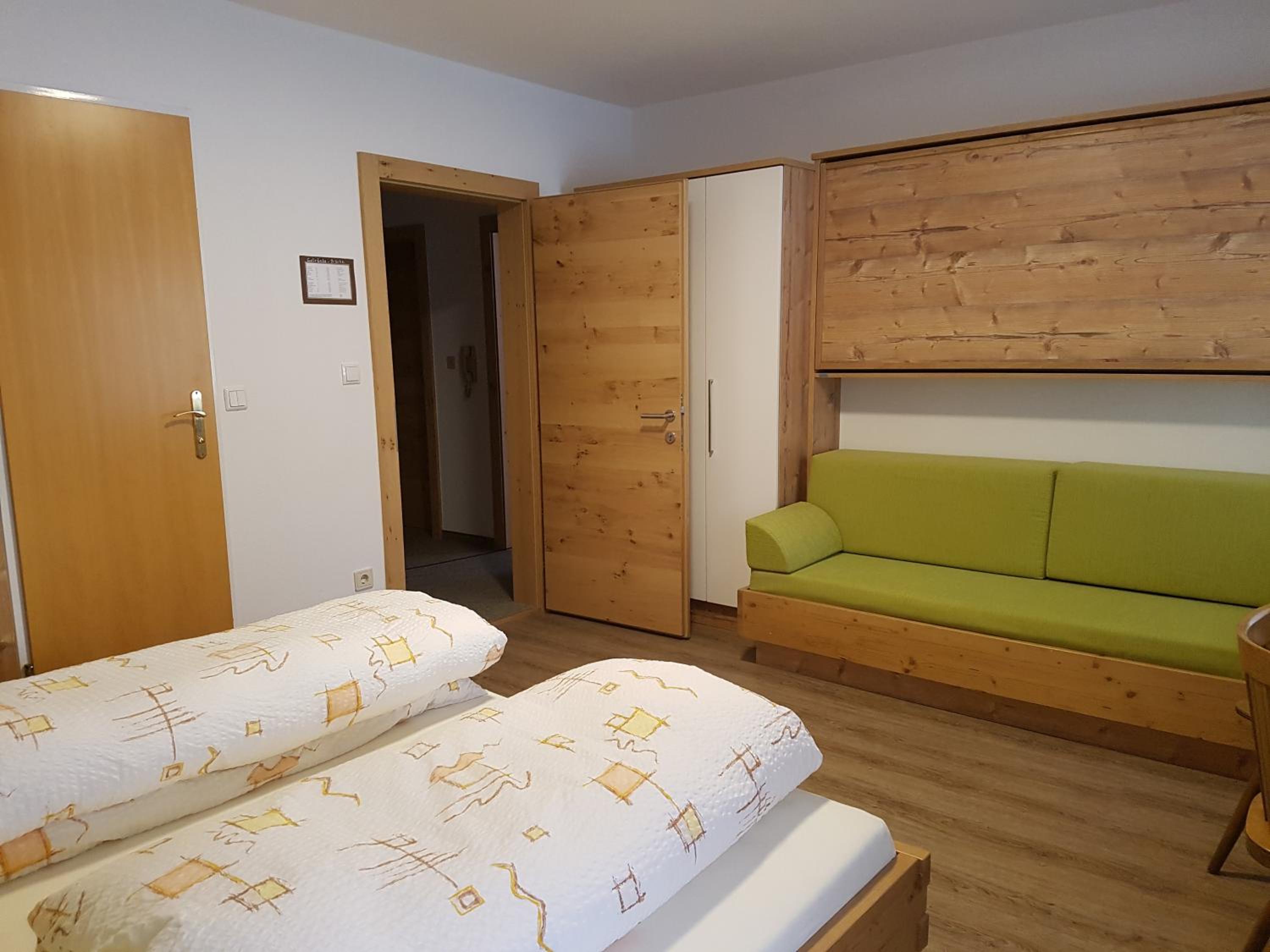 Quadruple Room with Balcony - Photo 10