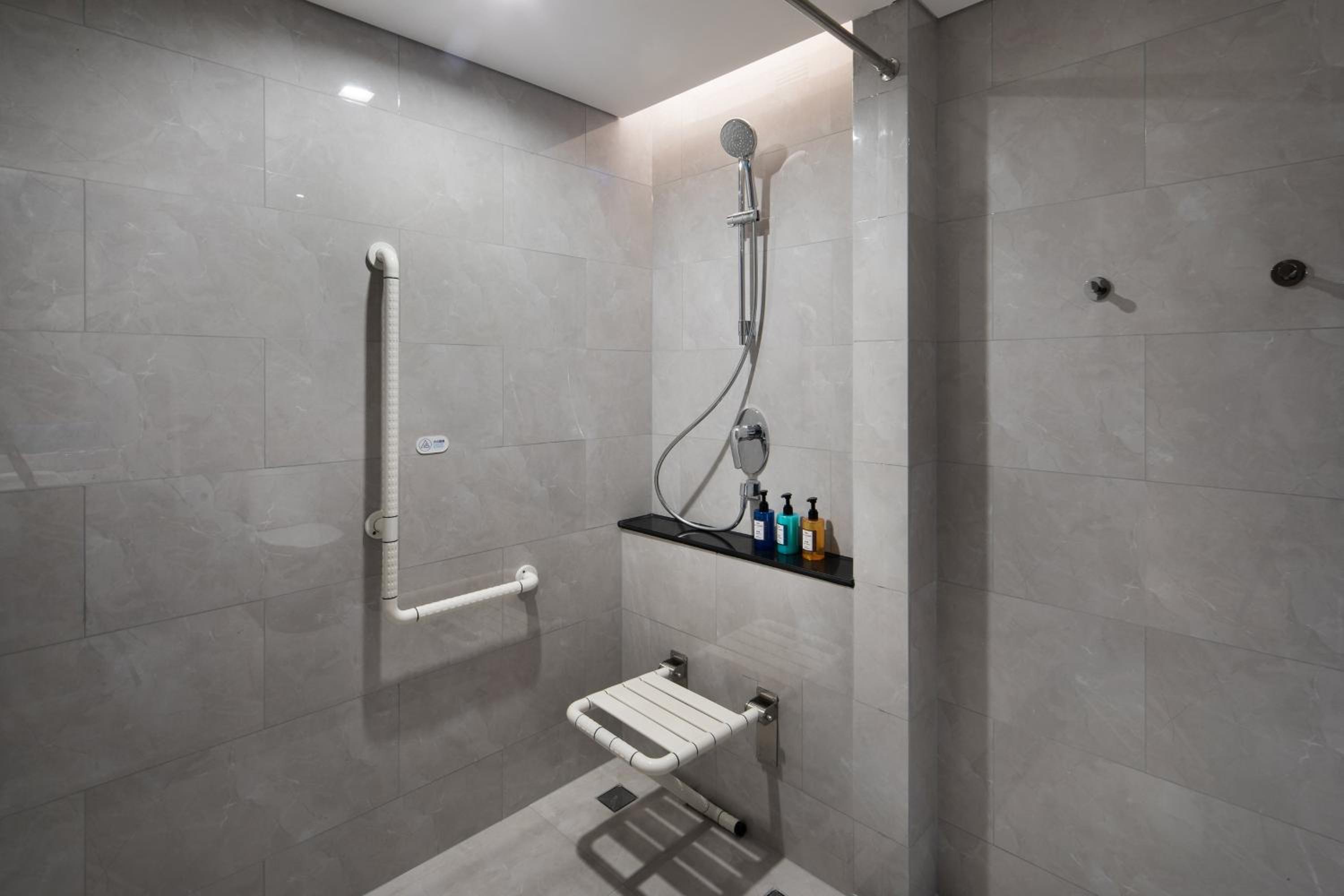 Standard King Room - Accessible - Photo 5