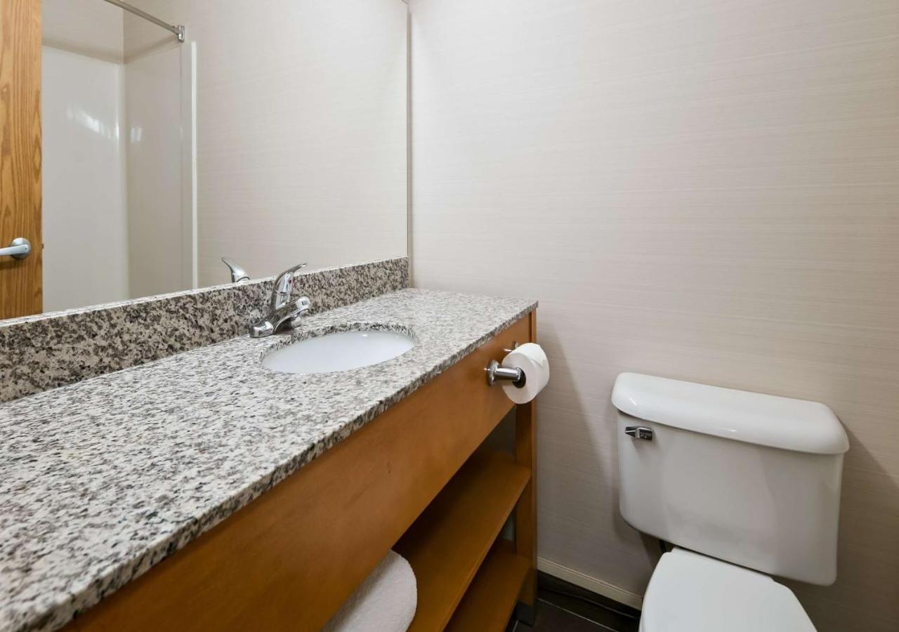 Queen Room with Two Queen Beds - No Pets Allowed/Non-Smoking - Photo 7