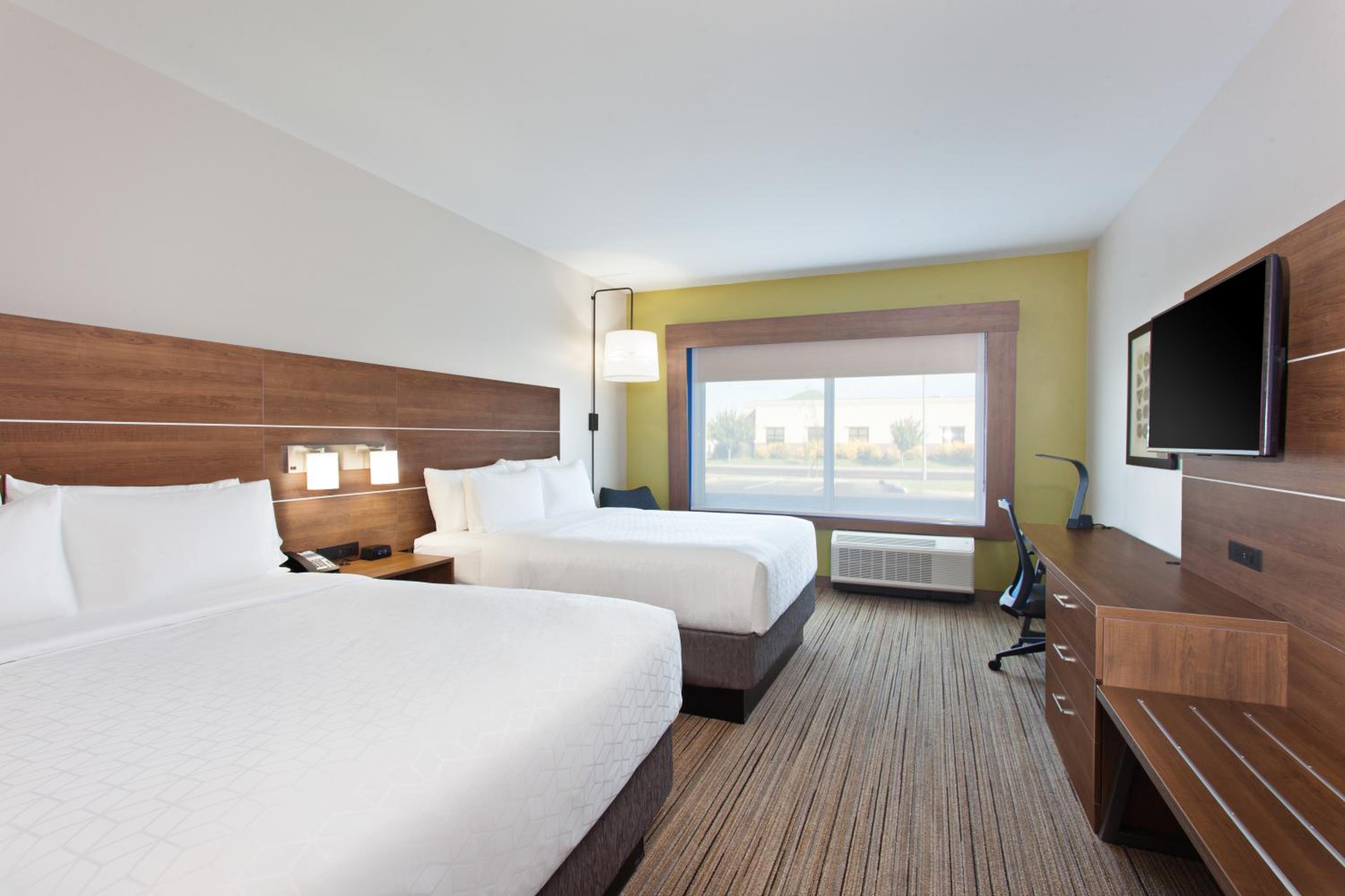 Standard Queen Room with Two Queen Beds photo 1