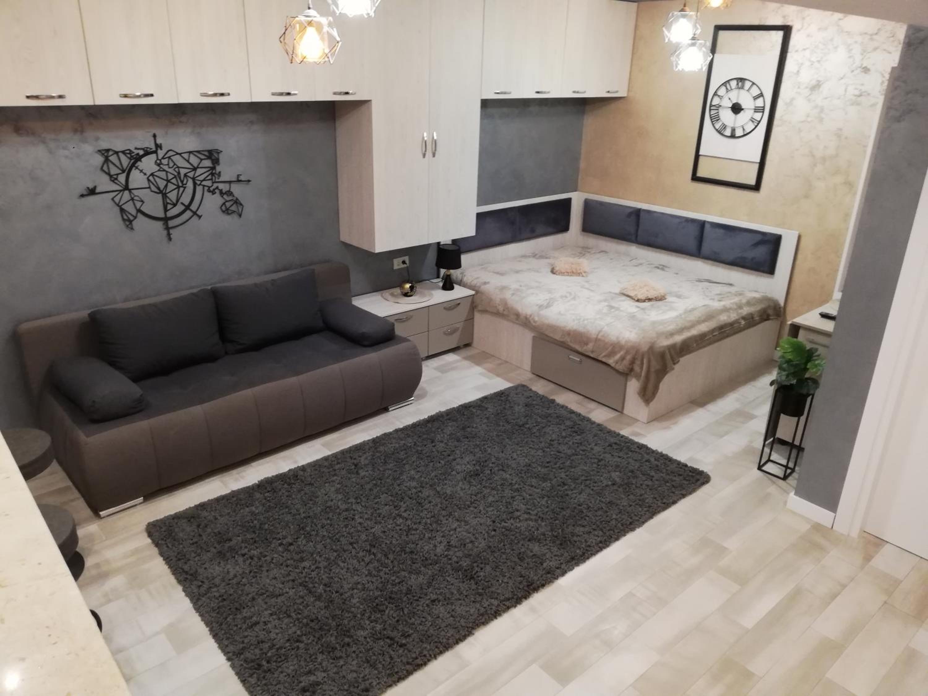 One-Bedroom Apartment photo 1