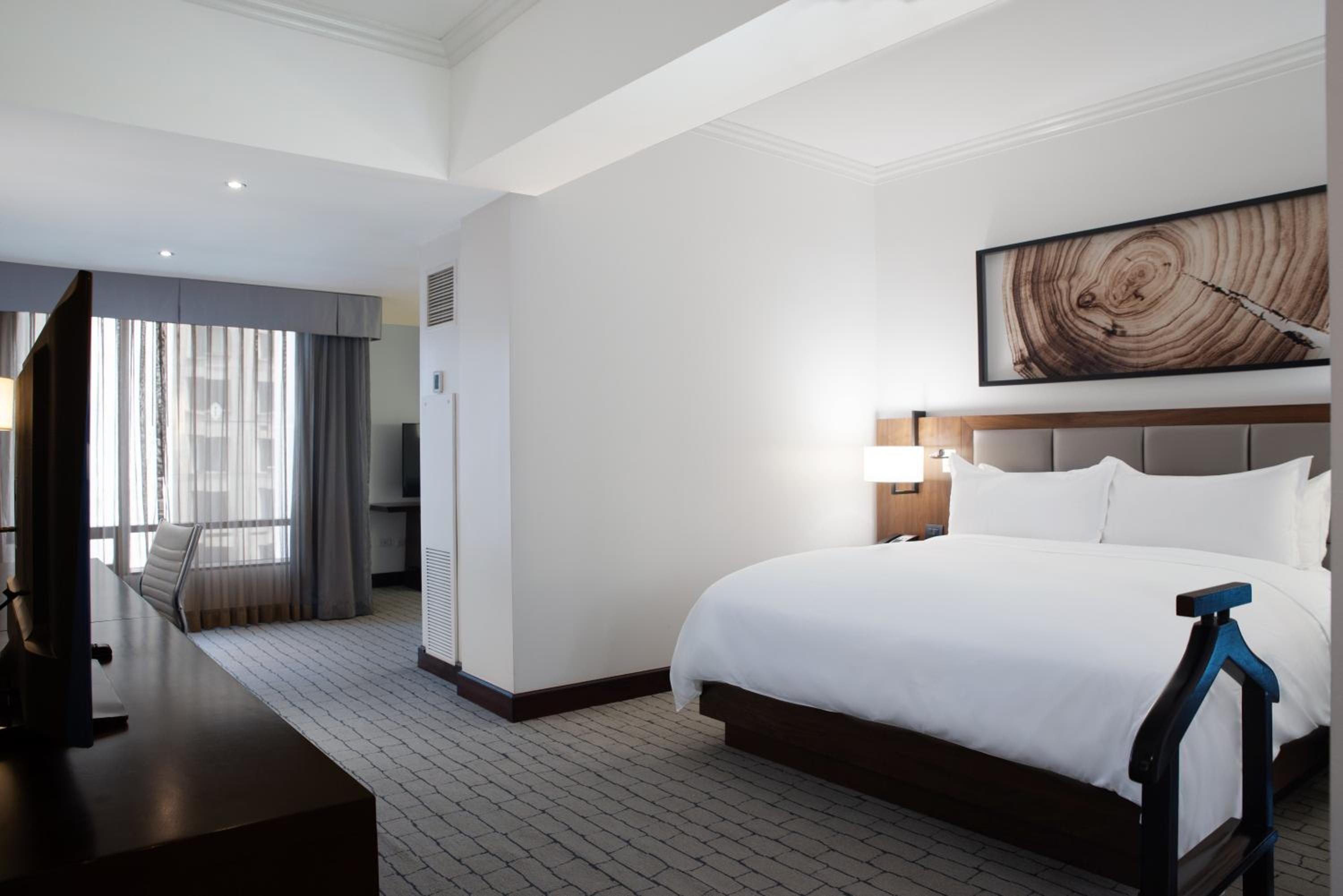 1 King Junior Suite Club Lounge Access High Floor - Photo 3