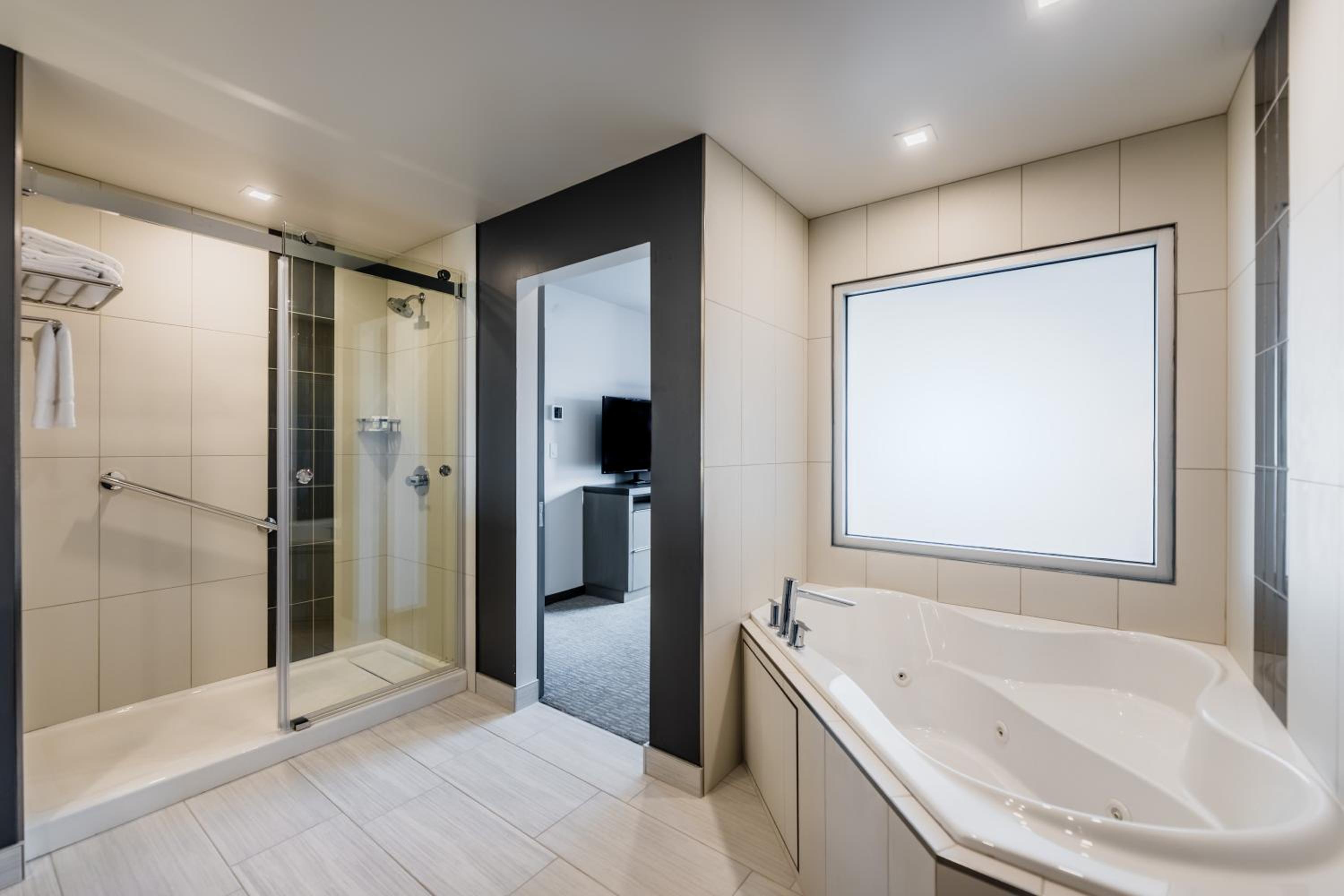One-Bedroom Spa King Suite - Photo 3