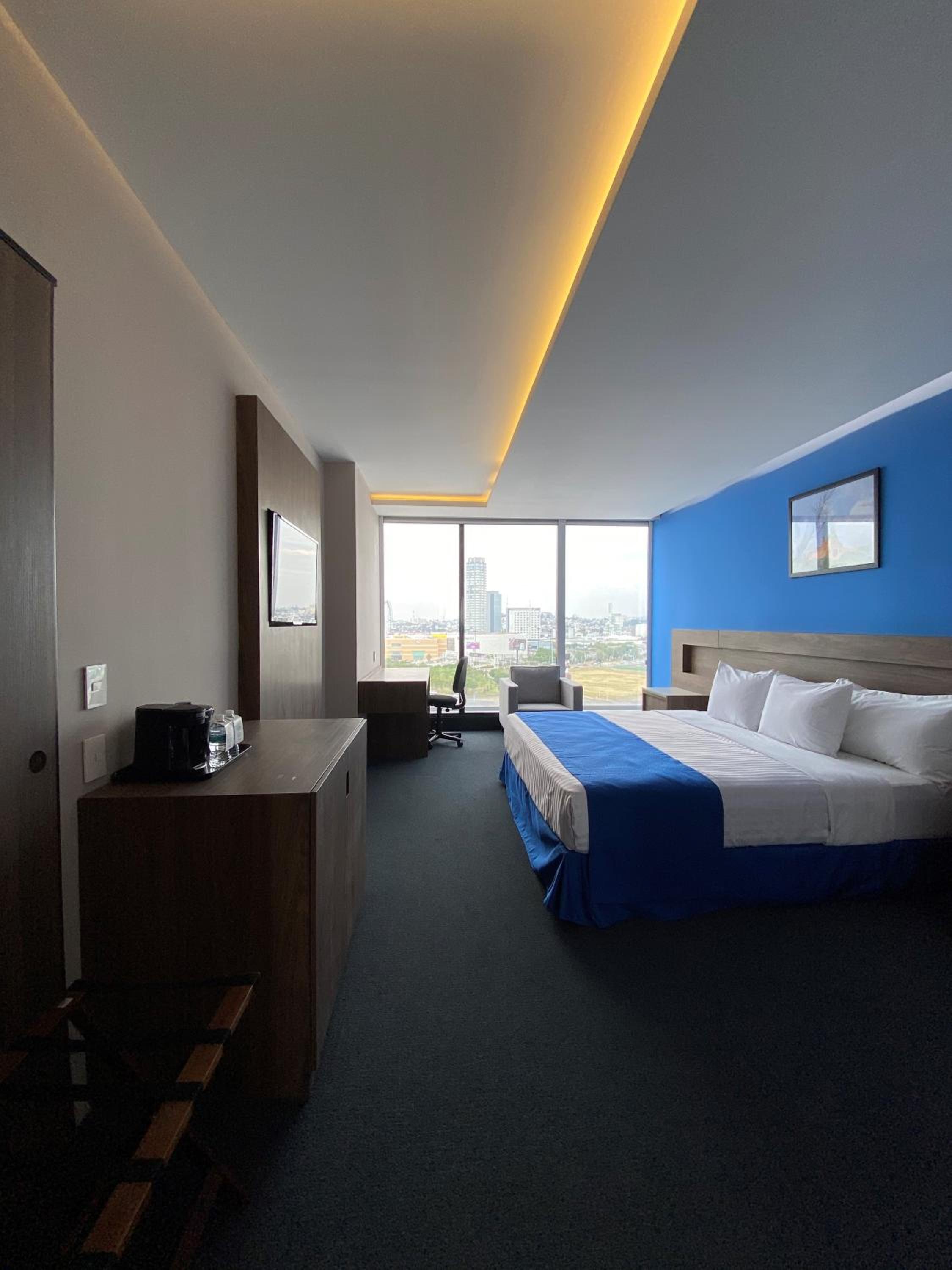 King Room - Non-Smoking - Photo 3