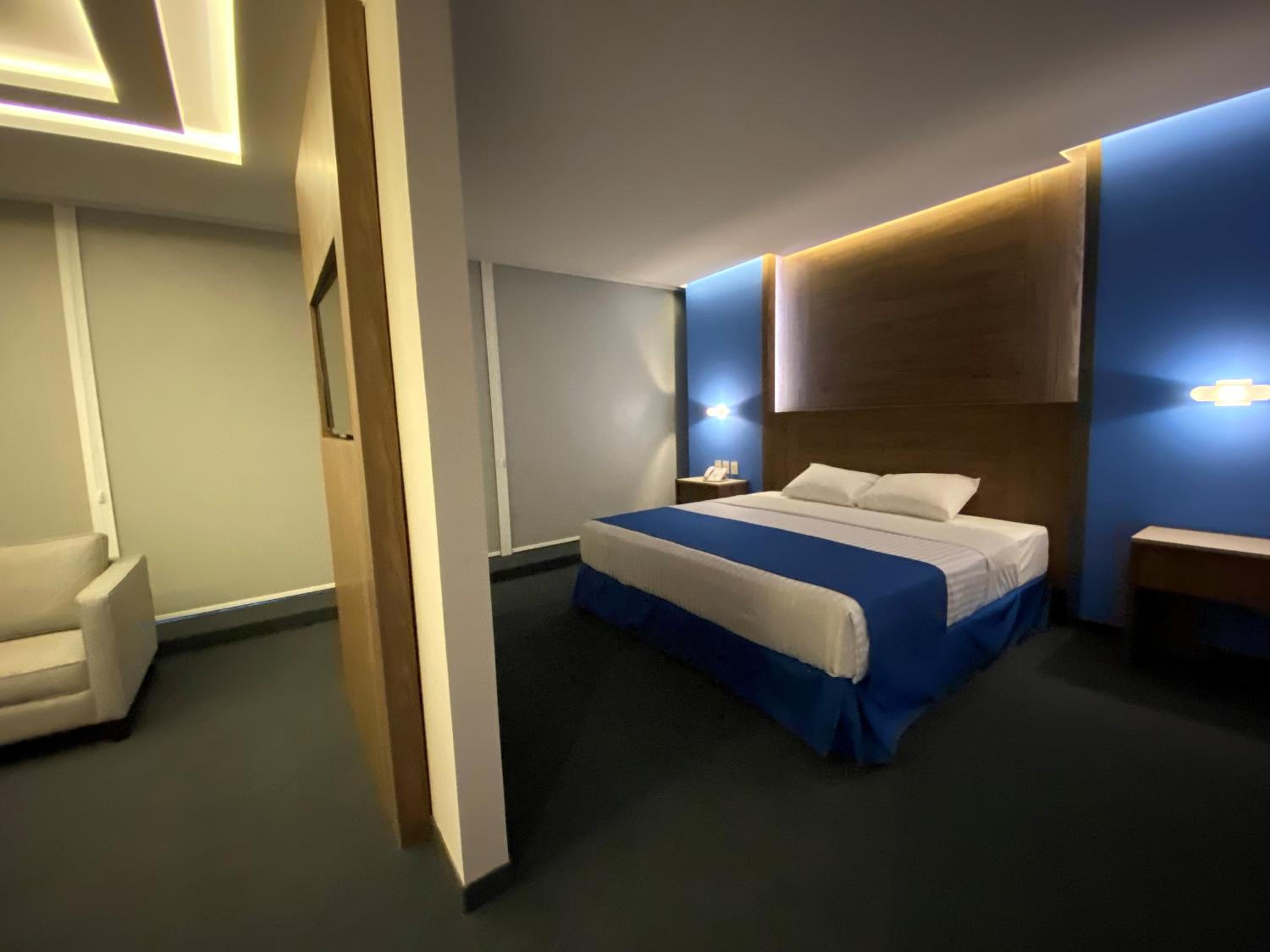King Suite - Non-Smoking - Photo 6