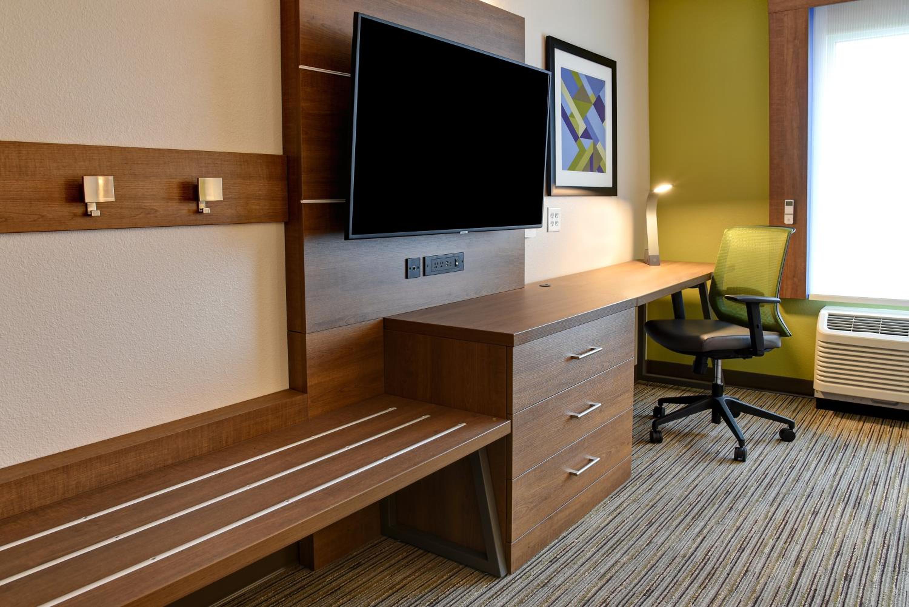 Standard King Room - Photo 11