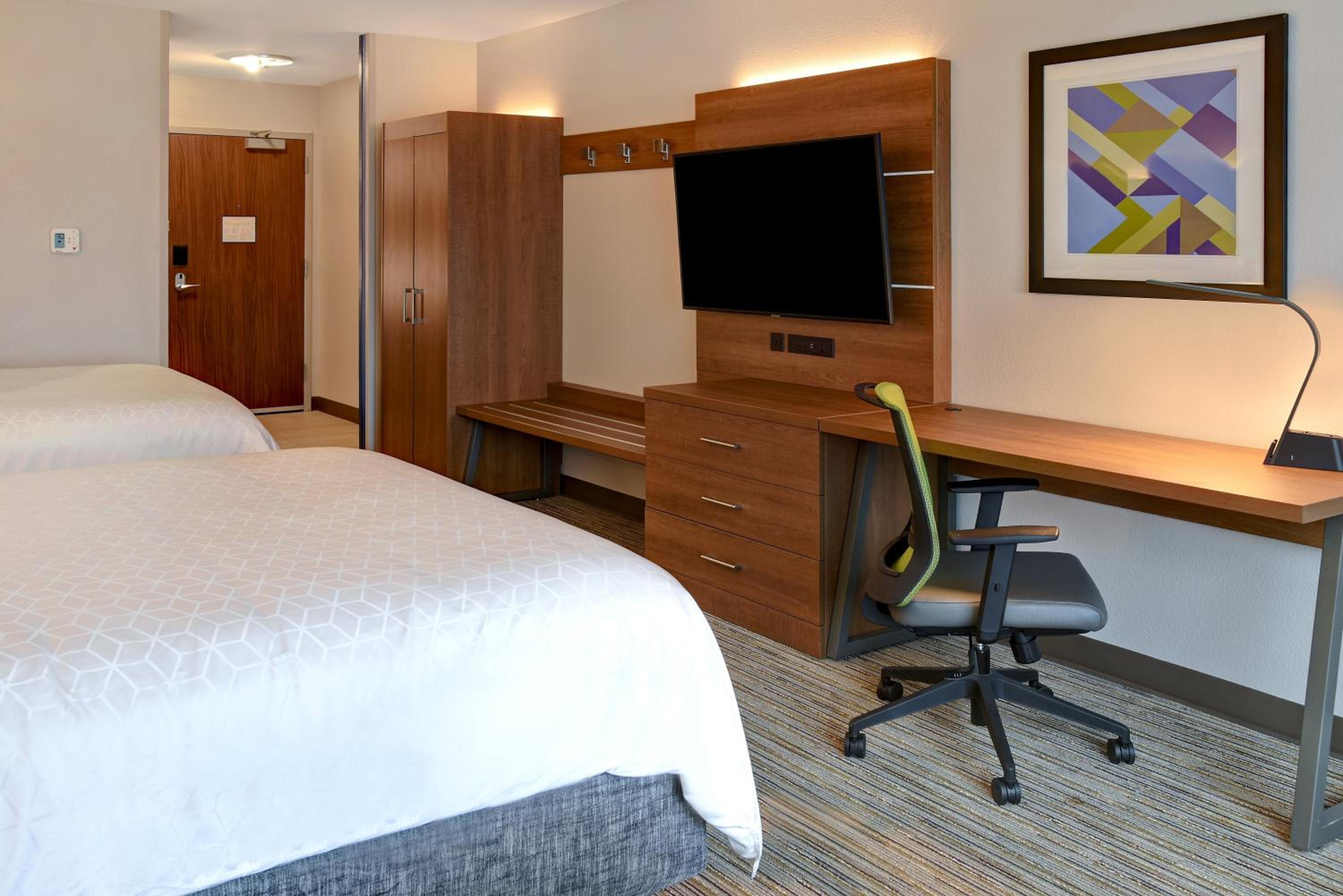 Queen Suite - Photo 2