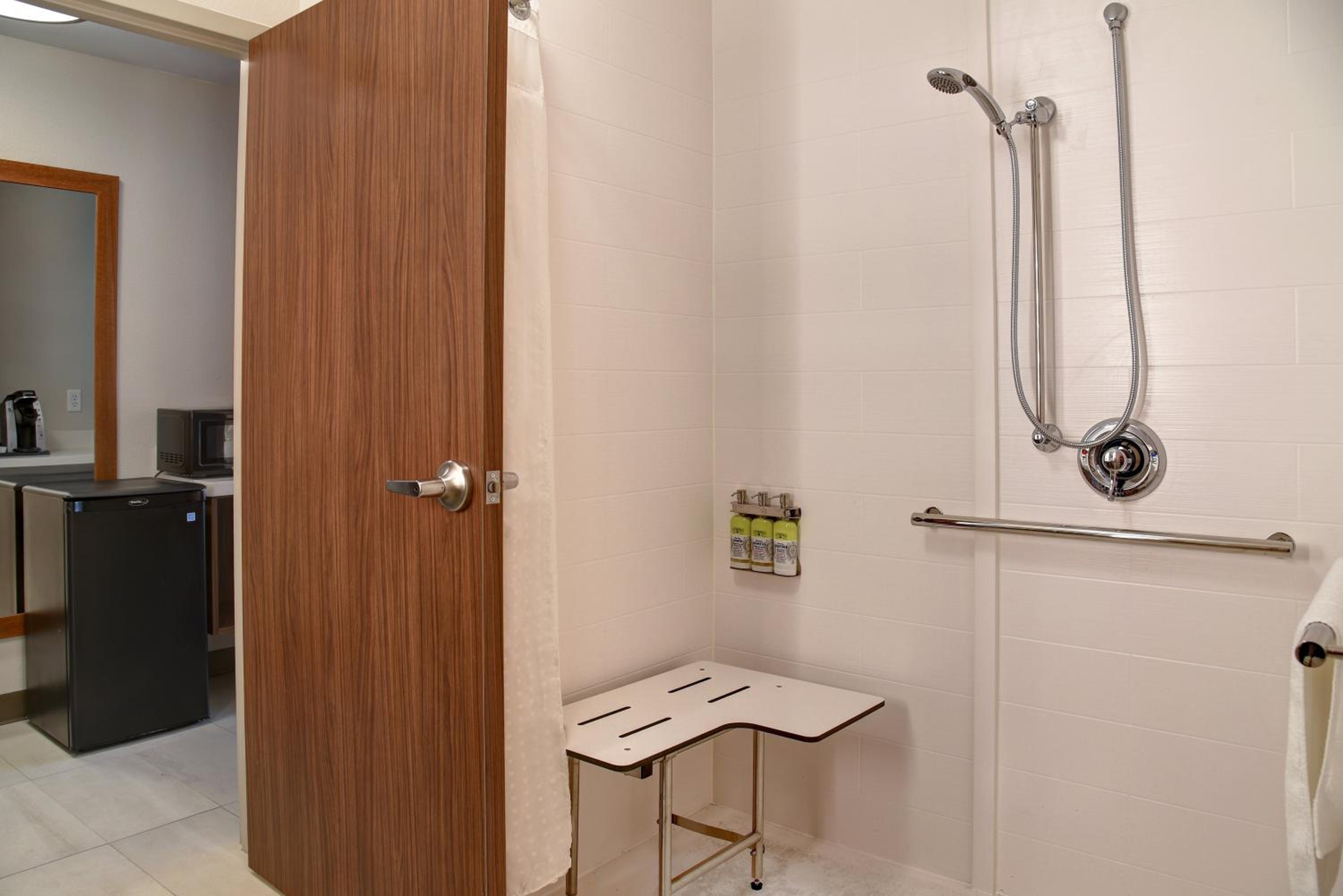 Standard King Room with Roll-in Shower - Mobility Accessible - Photo 2