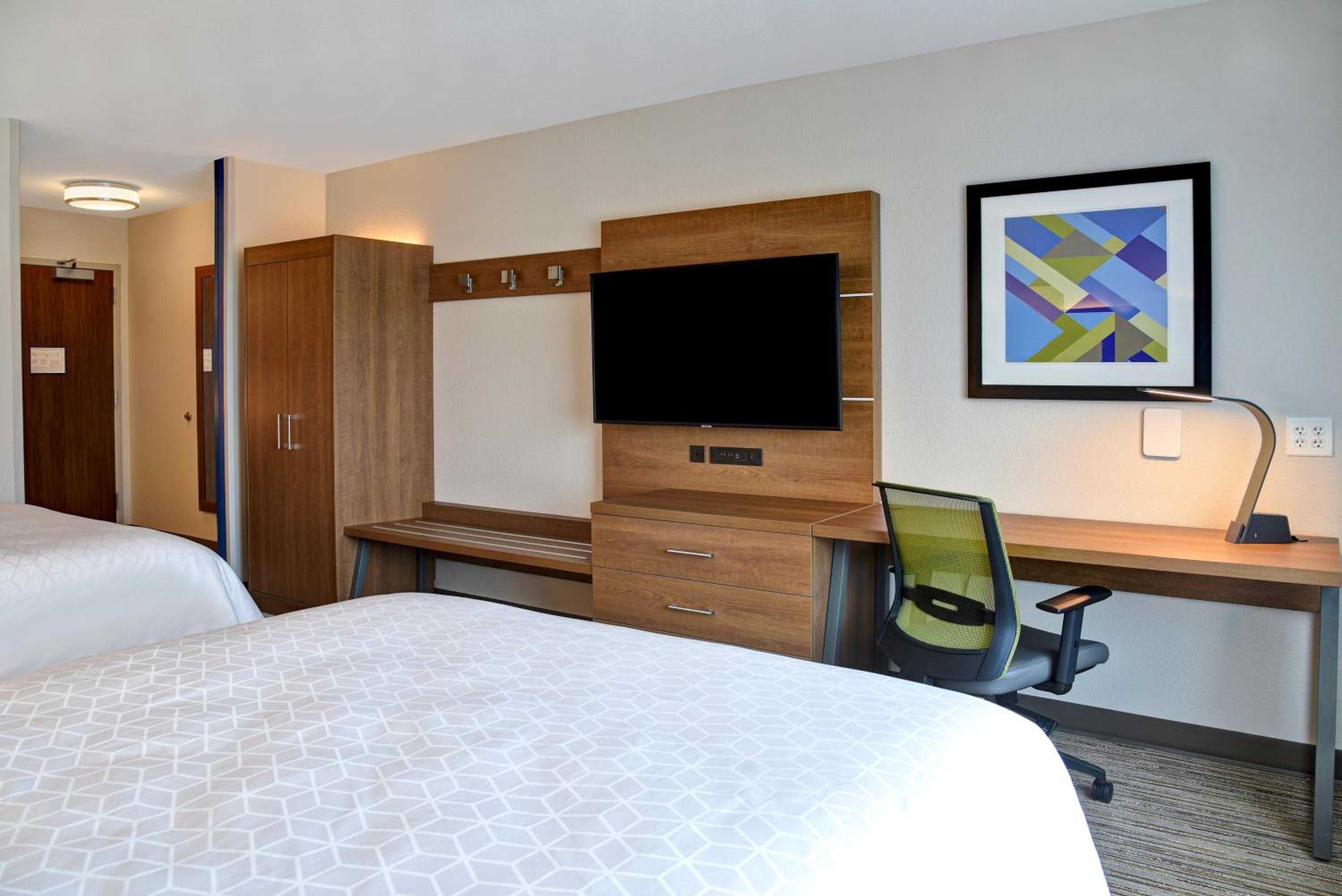 Standard Queen Room with Two Queen Beds - Photo 4