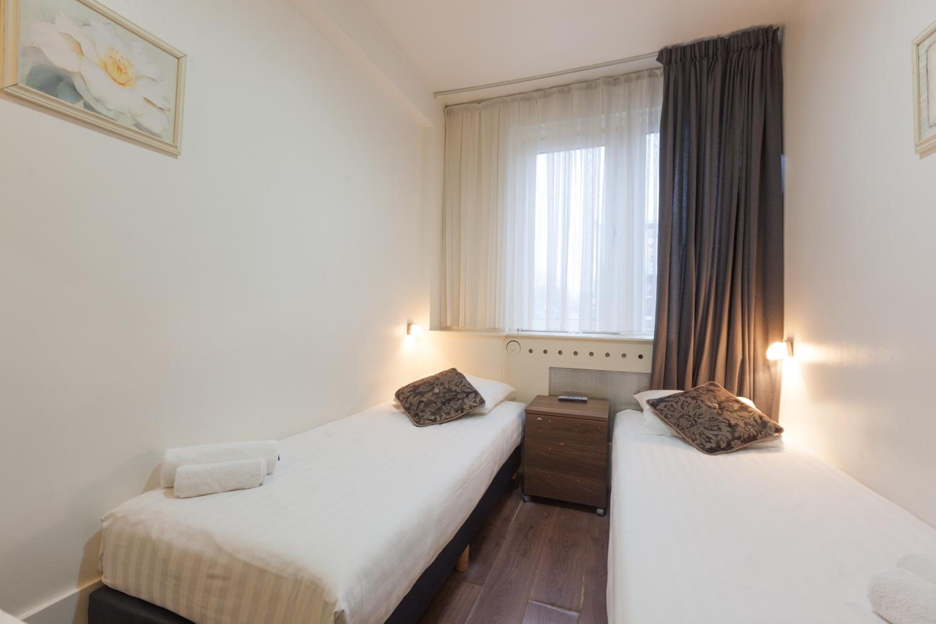 Basic Twin Room with Shared Bathroom photo 3