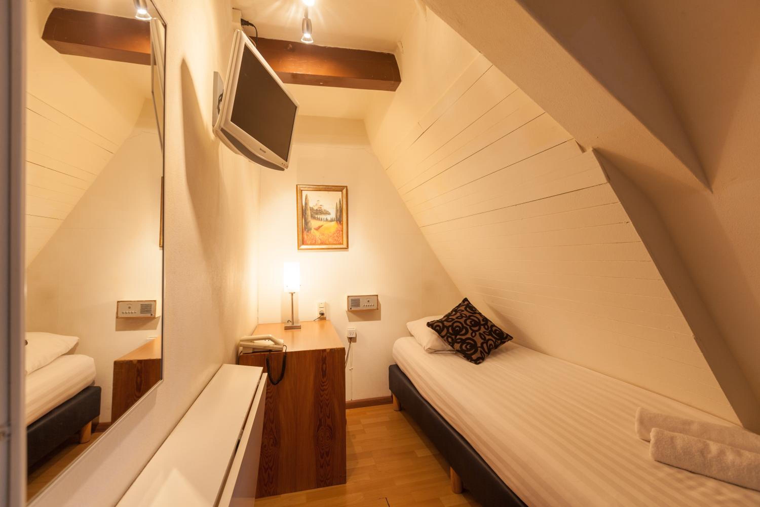 Basic Single Room with Shared Bathroom photo 1