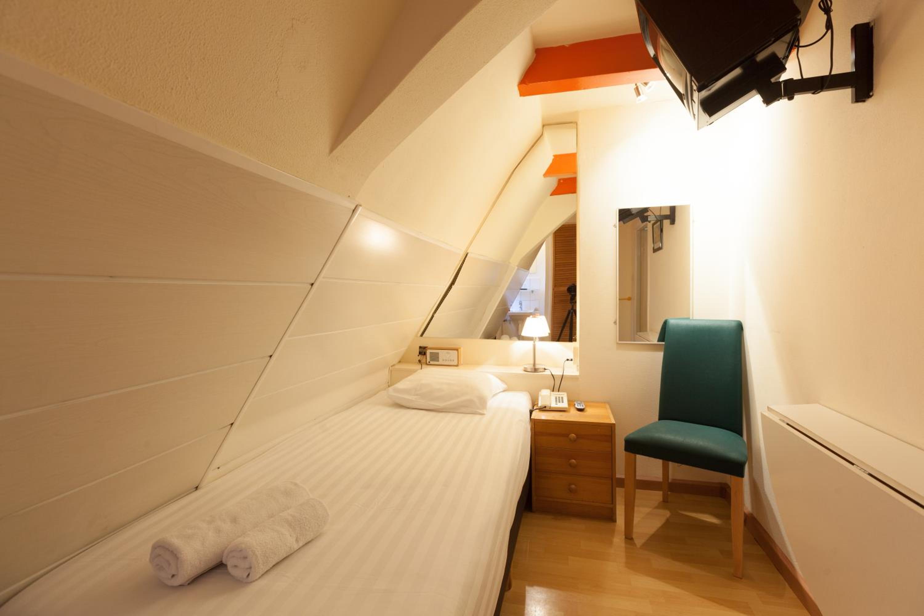 Basic Single Room with Shared Bathroom photo 3